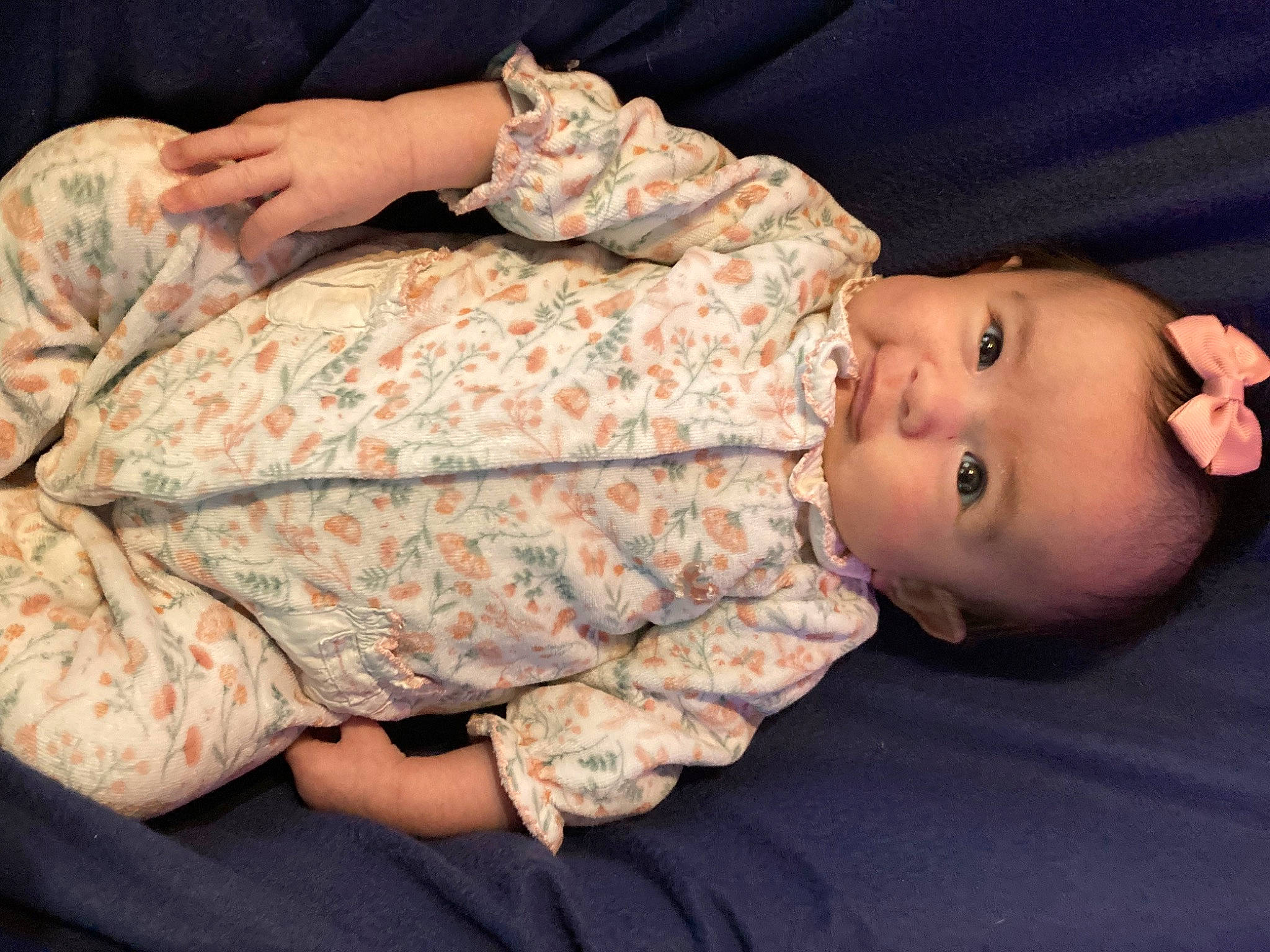 Yumi participe au concours pour gagner de l'argent avec cette photo : baby, baby_products, baby_toddler_clothing, camouflage, cheek, child, comfort, finger, gesture, hand, human_body, mammal, military_camouflage, mouth, nose, pattern, person, sitting, skin, sleeve