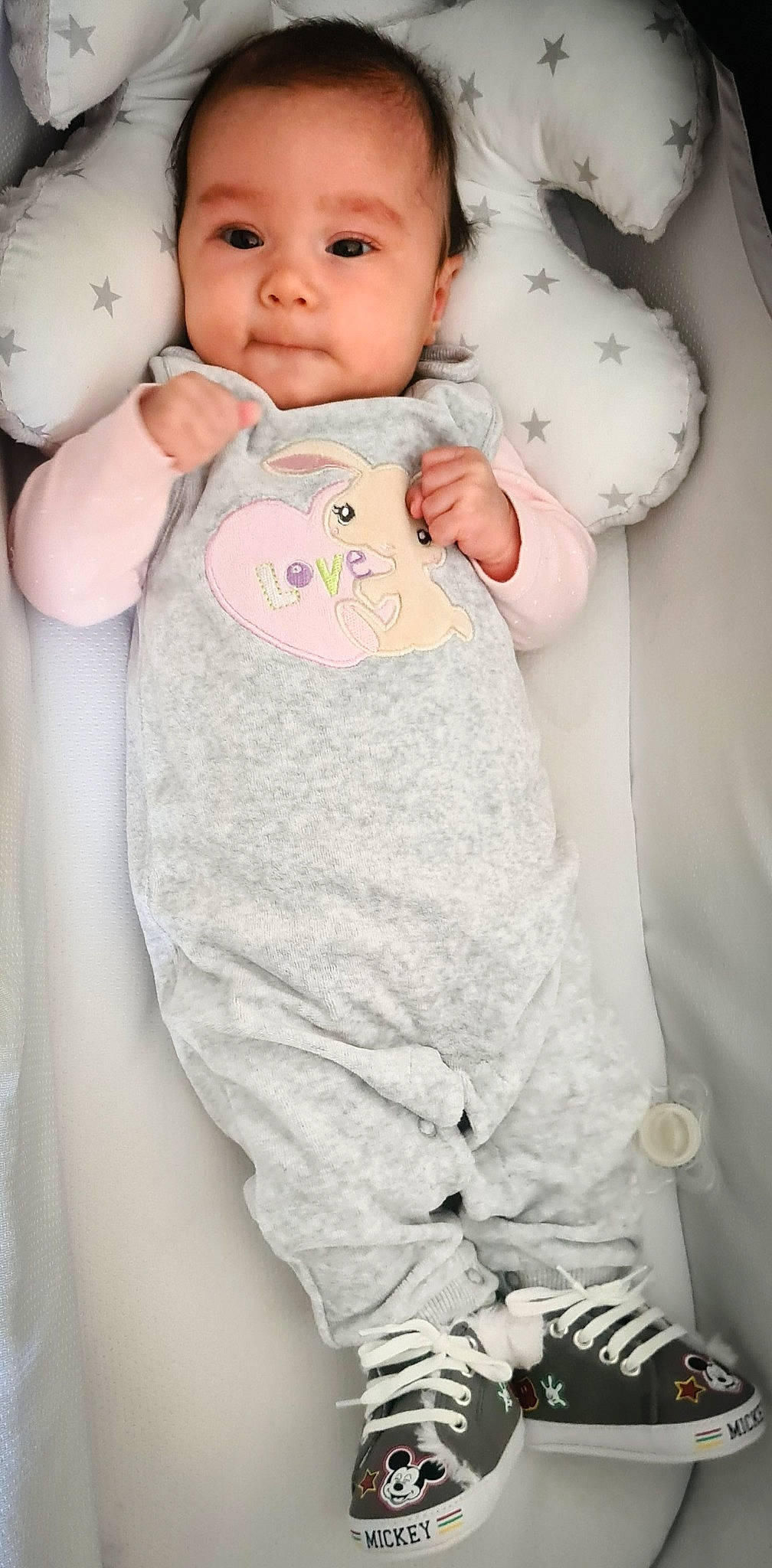 Marylou a rejoint le concours — aidez-le/la à gagner de superbes lots ! abdomen, baby, baby_toddler_clothing, cheek, child, eyelash, finger, gesture, happy, linens, lip, nail, nose, person, pink, sleeve, stuffed_toy, textile, thumb, toddler