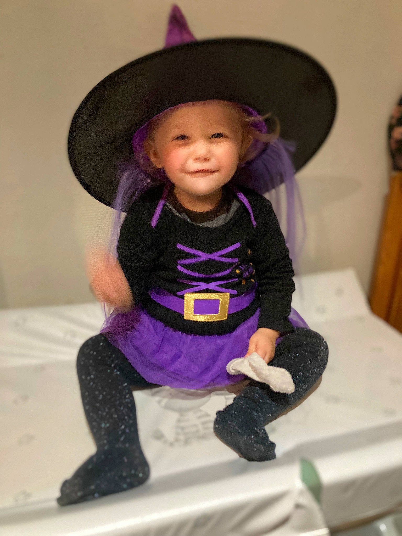 Myla participe au concours pour gagner de l'argent avec cette photo : baby, baby_toddler_clothing, black_hair, costume_hat, eye, face, fashion_accessory, happy, hat, head, headgear, headwear, joy, magenta, person, pink, purple, sleeve, smile, sun_hat