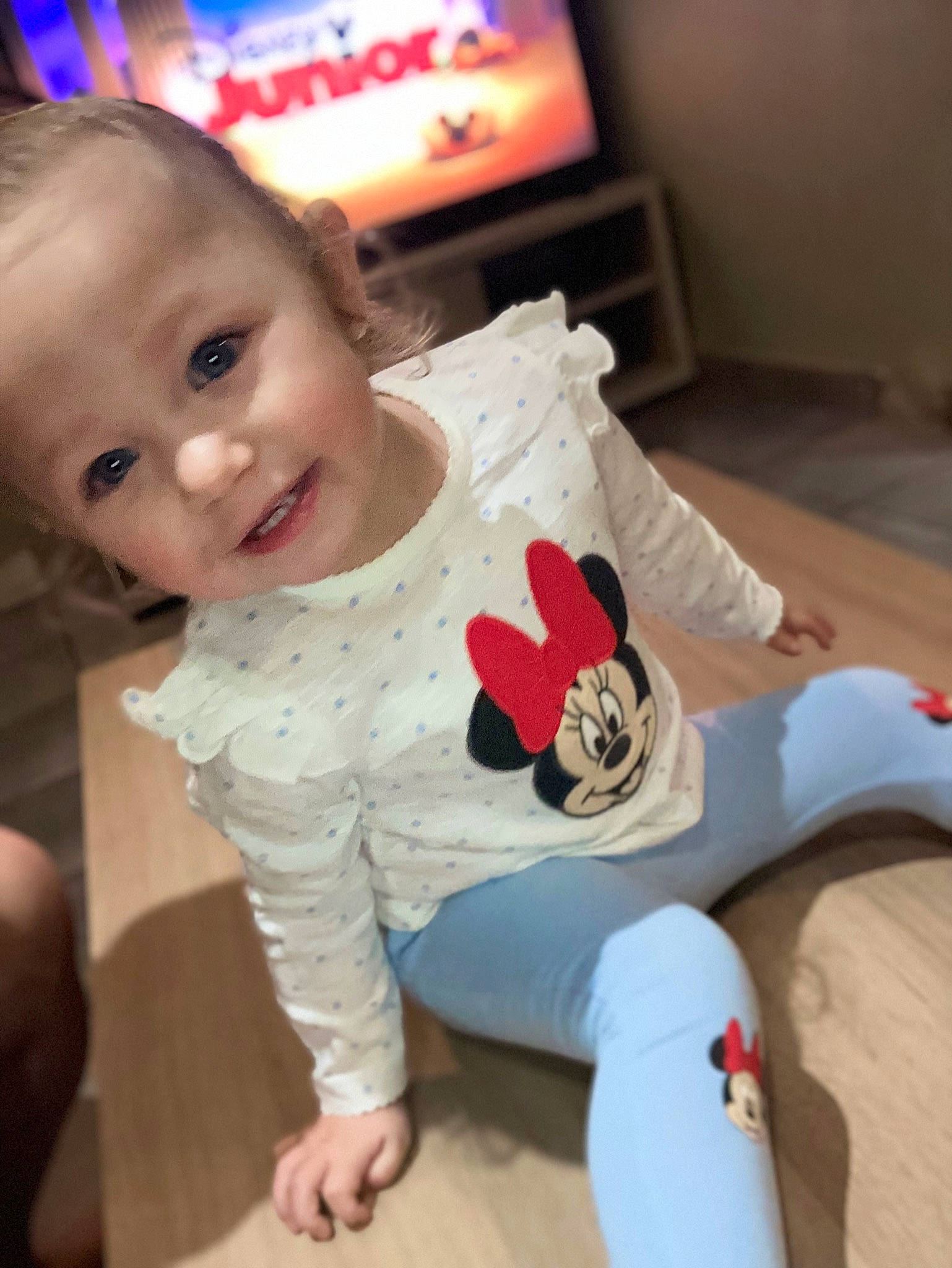 Myla participe au concours pour gagner de l'argent avec cette photo : arm, baby_toddler_clothing, cheek, cool, eye, face, finger, floor, flooring, happy, head, human_body, knee, mouth, person, skin, sleeve, smile, t_shirt, textile