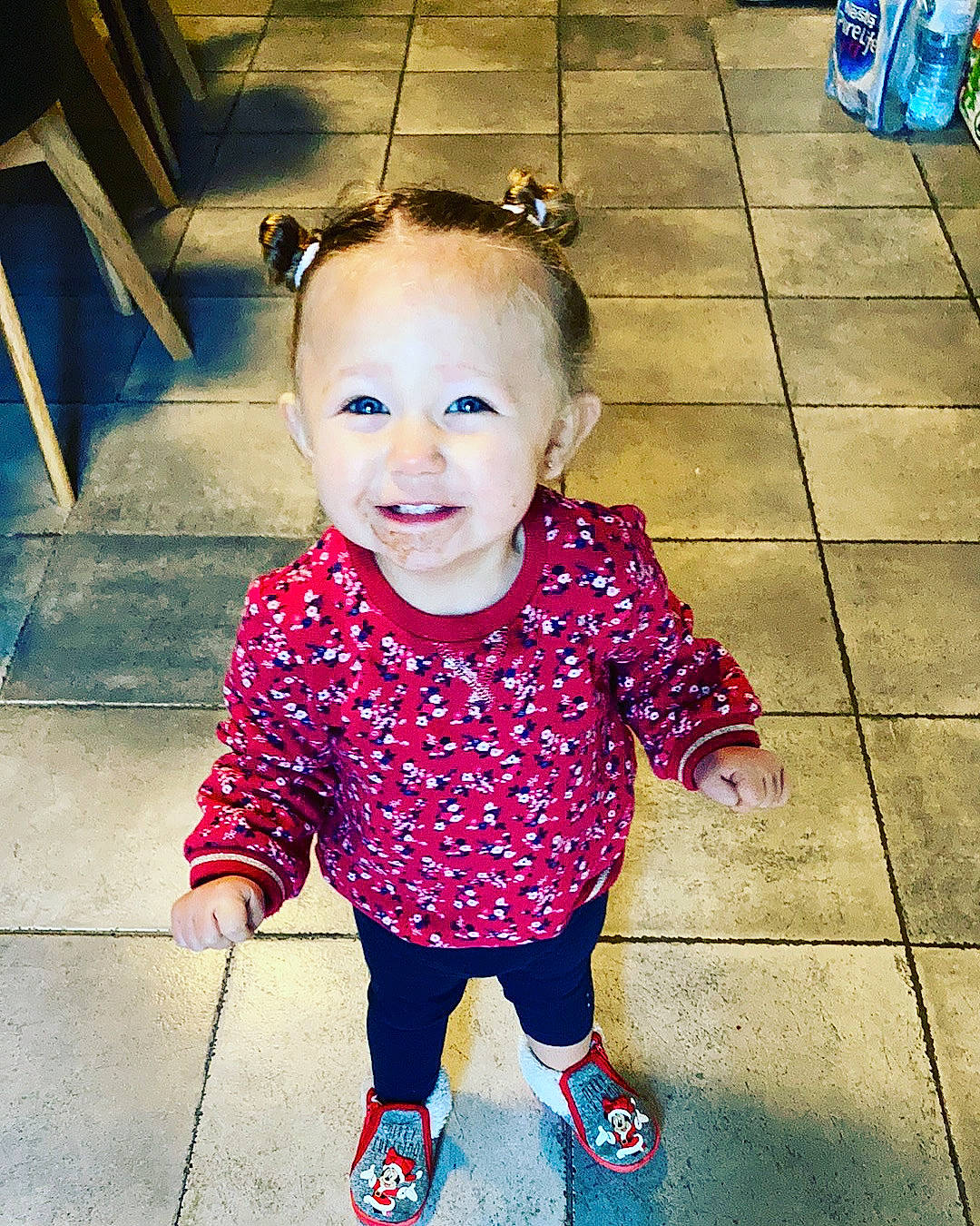 Myla participe au concours pour gagner de l'argent avec cette photo : baby, baby_toddler_clothing, blue, child, cool, face, floor, flooring, happy, leg, leisure, magenta, person, pink, purple, shoe, sleeve, smile, standing, tints_and_shades