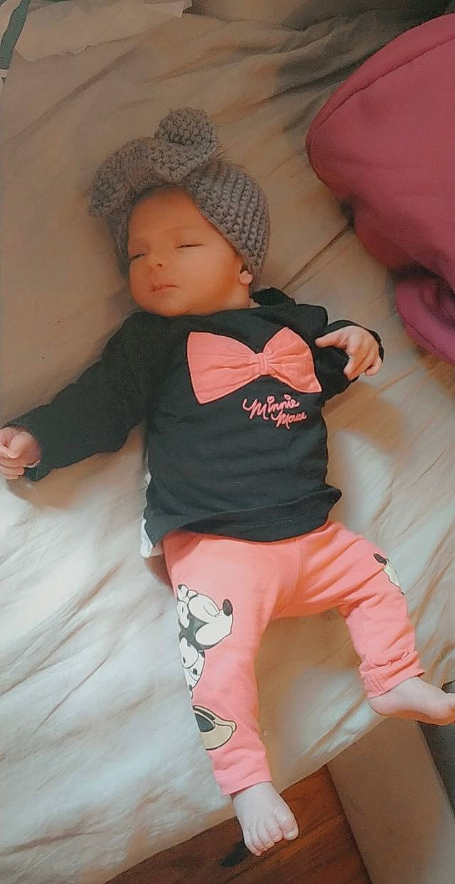 Nellyä a rejoint le concours — aidez-le/la à gagner de superbes lots ! baby, baby_toddler_clothing, cheek, child, leg, person, pink, skin, toddler