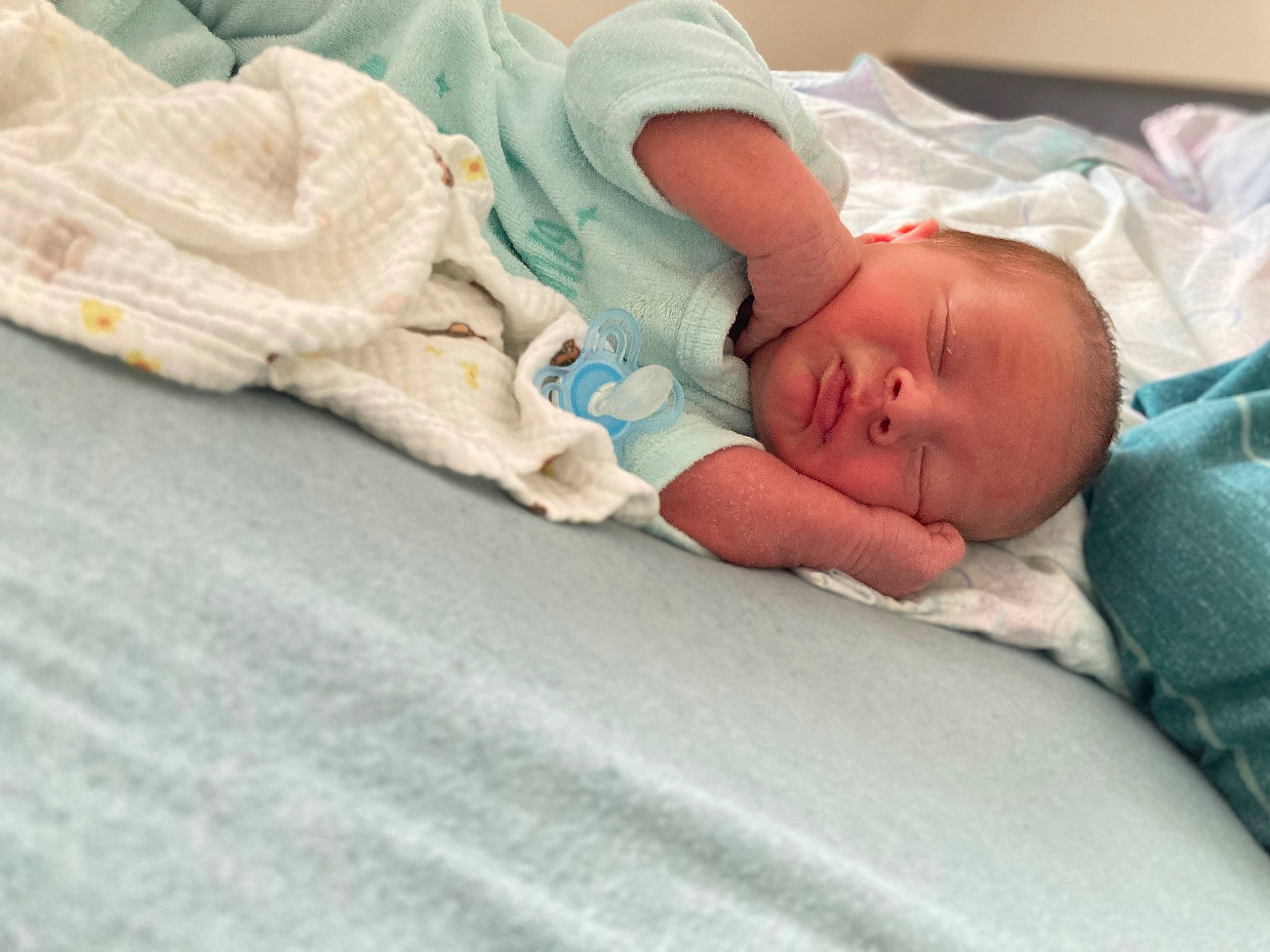 Léandro a rejoint le concours — aidez-le/la à gagner de superbes lots ! baby, baby_products, baby_sleeping, baby_toddler_clothing, bed_sheet, bedding, bedtime, blanket, child, childbirth, comfort, event, hat, health_care, hospital, linens, nap, person, room, skin