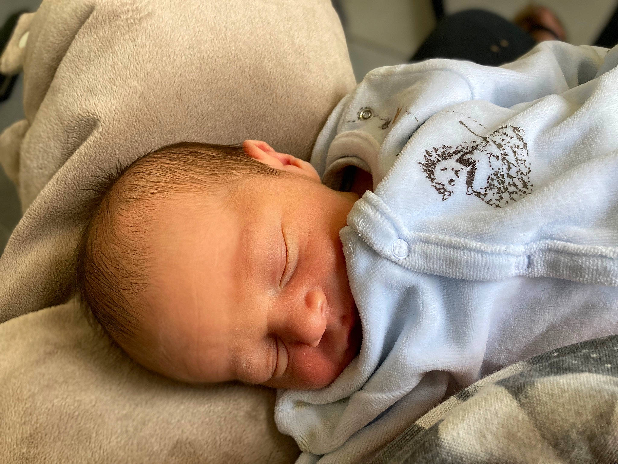 Léandro a rejoint le concours — aidez-le/la à gagner de superbes lots ! baby, baby_products, baby_sleeping, baby_toddler_clothing, bedtime, cheek, child, close_up, comfort, eyelash, face, finger, hand, head, linens, mammal, nose, person, skin, toddler