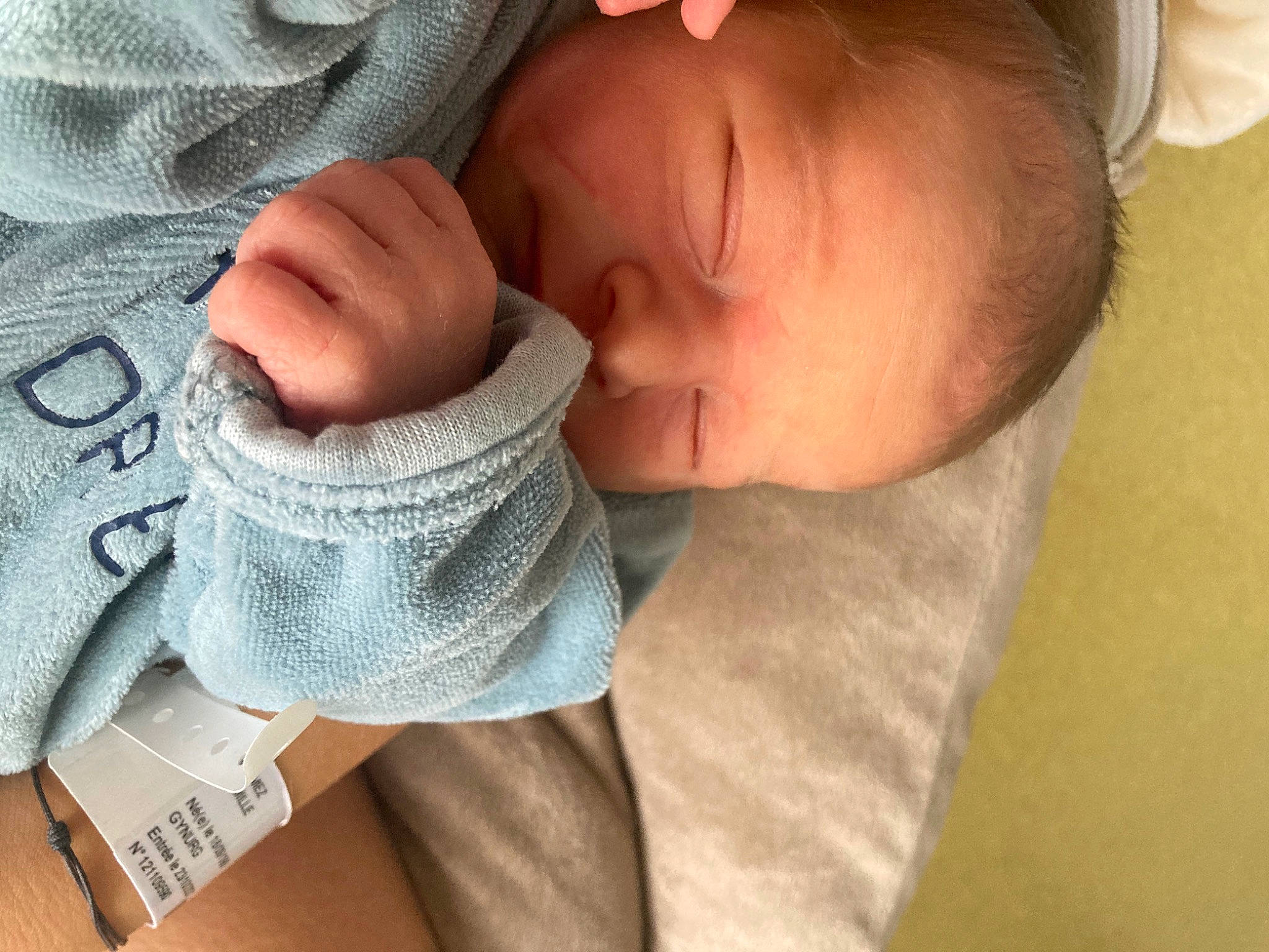 Léandro a rejoint le concours — aidez-le/la à gagner de superbes lots ! baby, baby_sleeping, baby_toddler_clothing, banknote, cheek, collar, comfort, eyelash, finger, gesture, hand, linens, lip, nail, neck, nose, person, skin, sleeve, thumb