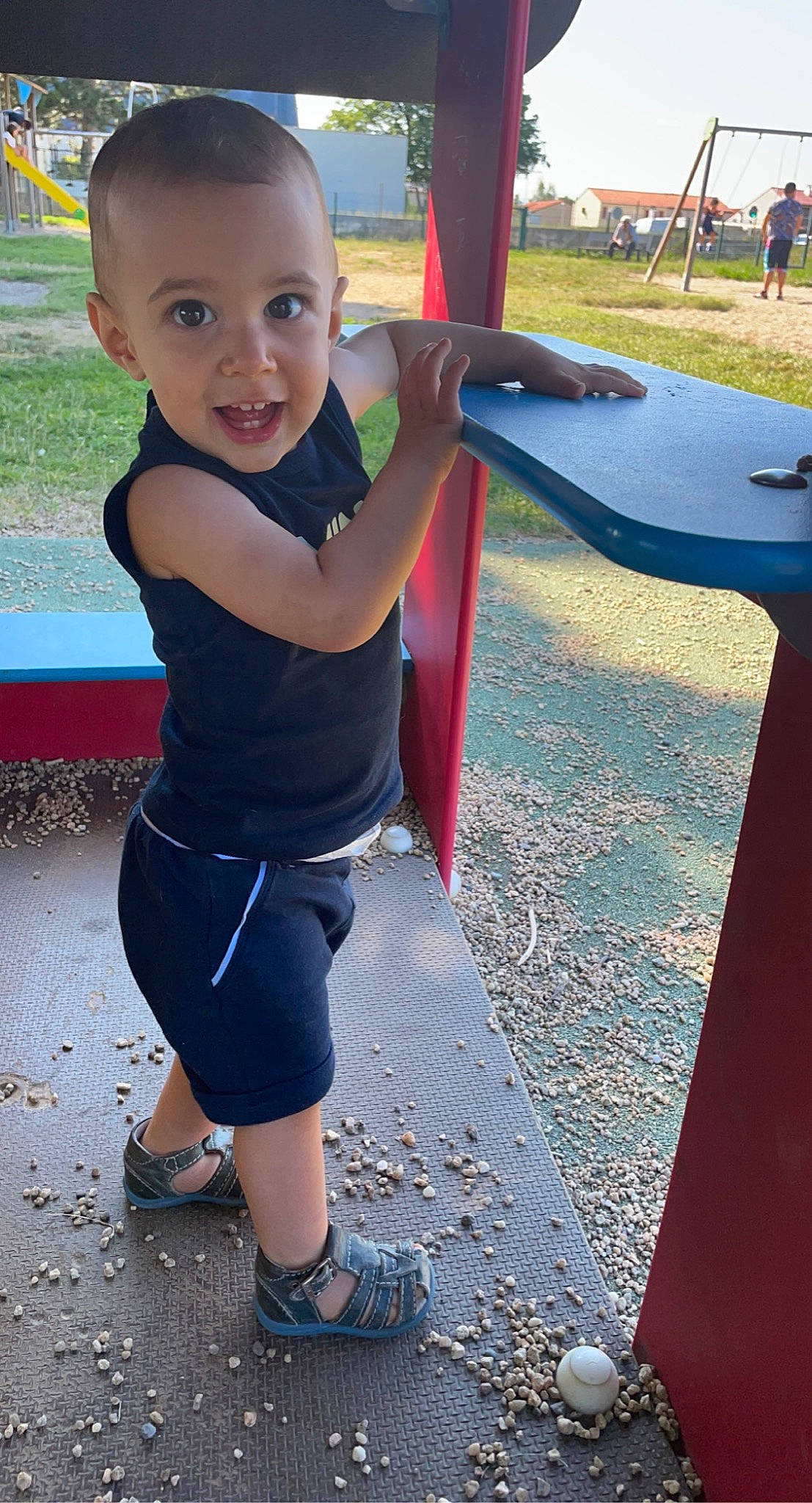 Maylann participe au concours pour gagner de l'argent avec cette photo : baby, baby_toddler_clothing, electric_blue, fun, grass, happy, human_leg, joint, leisure, person, photograph, public_space, recreation, sleeve, smile, snapshot, standing, summer, thigh, toddler