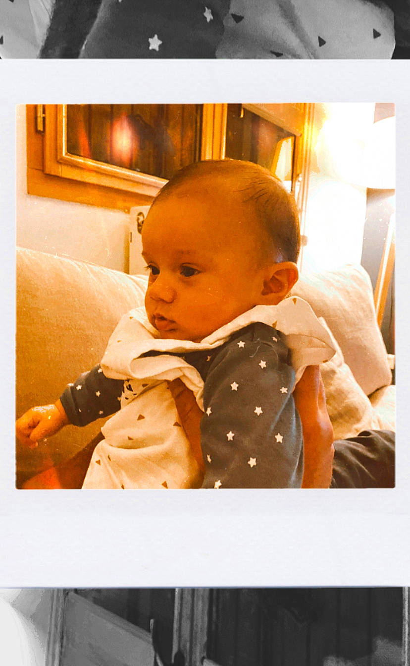 Noé participe au concours pour gagner de l'argent avec cette photo : baby, baby_products, baby_safety, baby_toddler_clothing, cheek, child, collar, comfort, orange, pattern, person, portrait_photography, product, room, sitting, sleeve, toddler