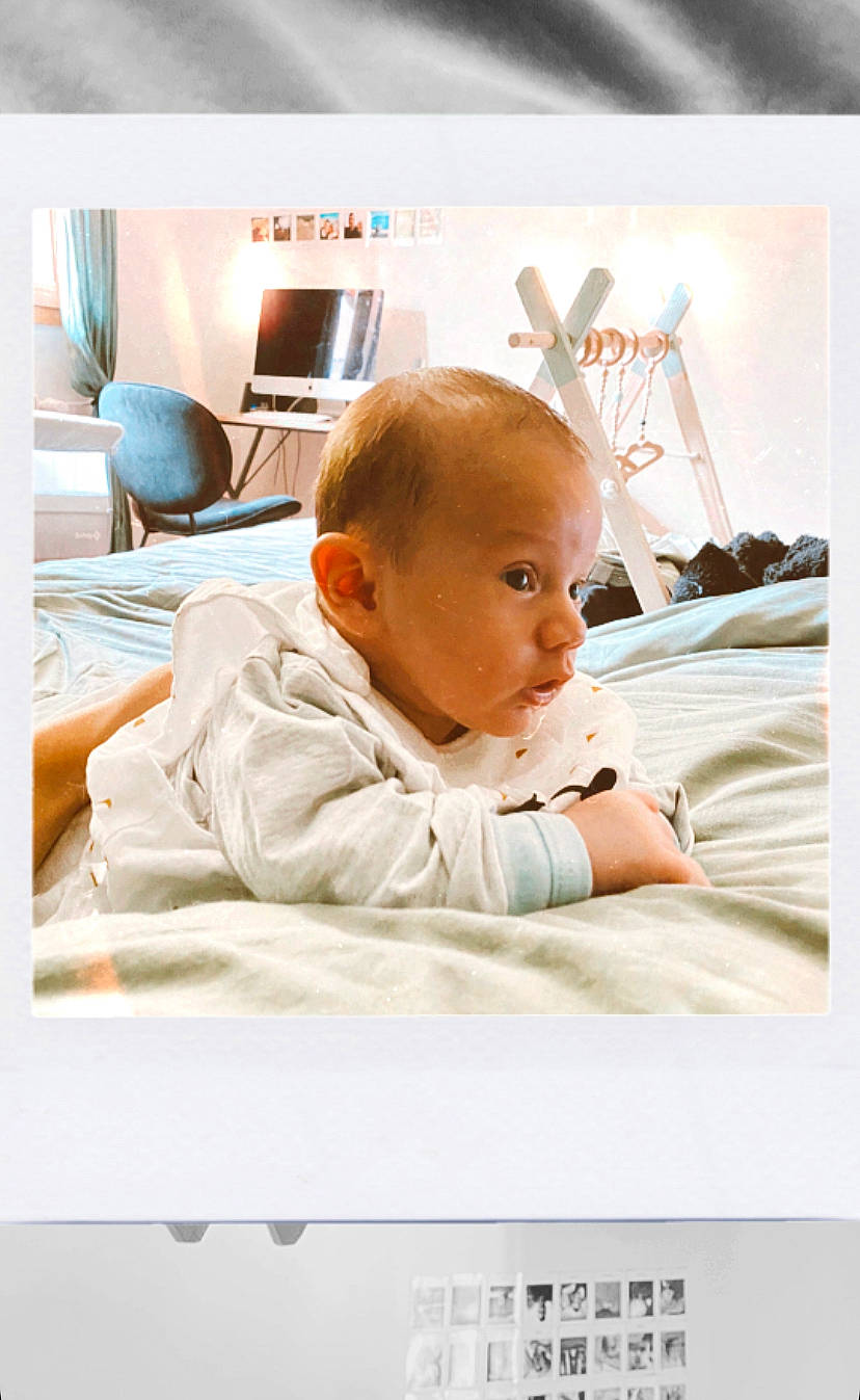 Noé participe au concours pour gagner de l'argent avec cette photo : art, baby, baby_safety, baby_sleeping, baby_toddler_clothing, bedding, bedtime, child, comfort, font, happy, linens, person, photo_caption, portrait_photography, room, sitting, toddler