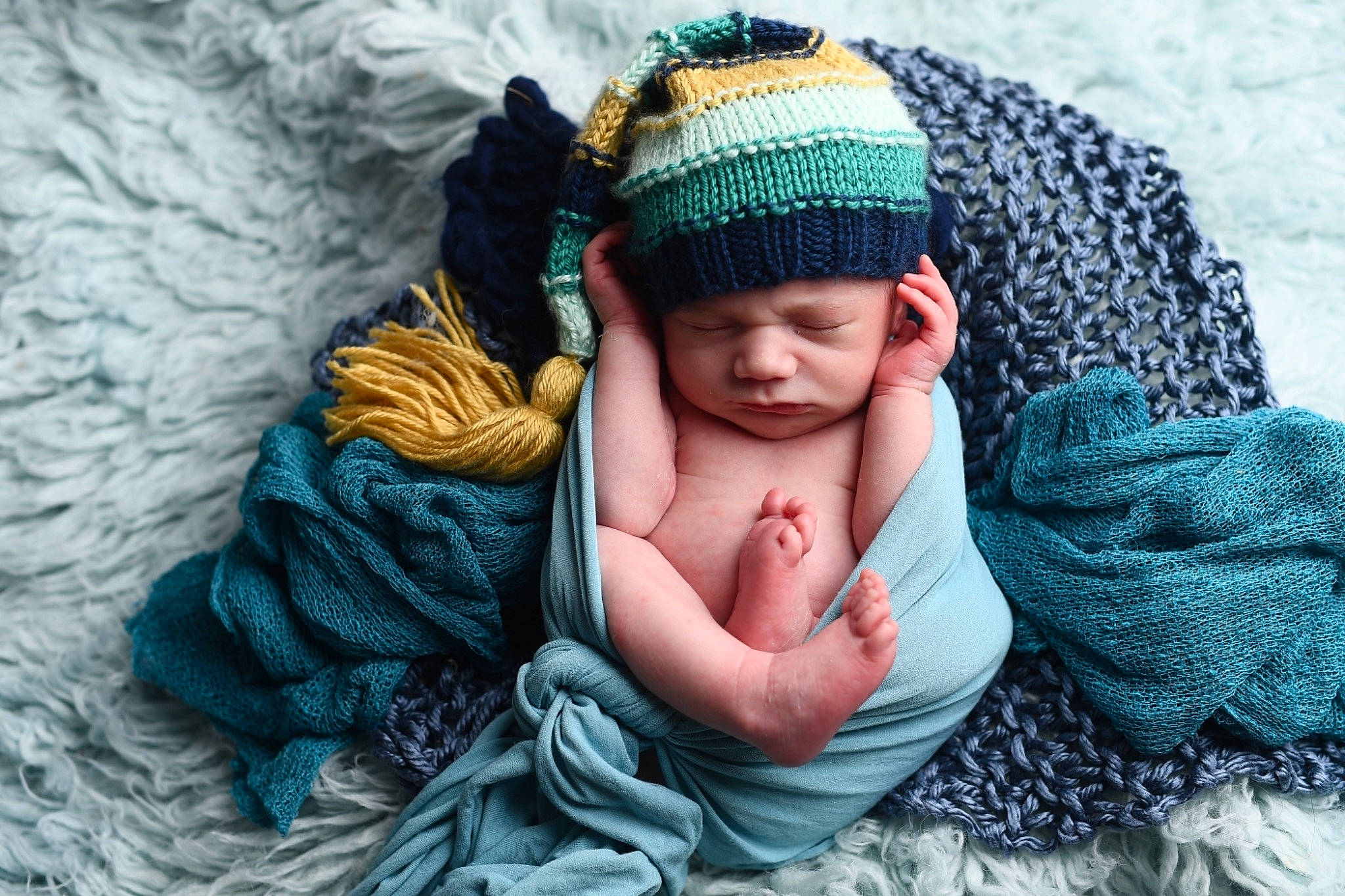 Noé participe au concours pour gagner de l'argent avec cette photo : aqua, arm, azure, baby, baby_toddler_clothing, cap, comfort, eye, face, facial_expression, finger, grass, green, hand, happy, headgear, headwear, person, product, skin