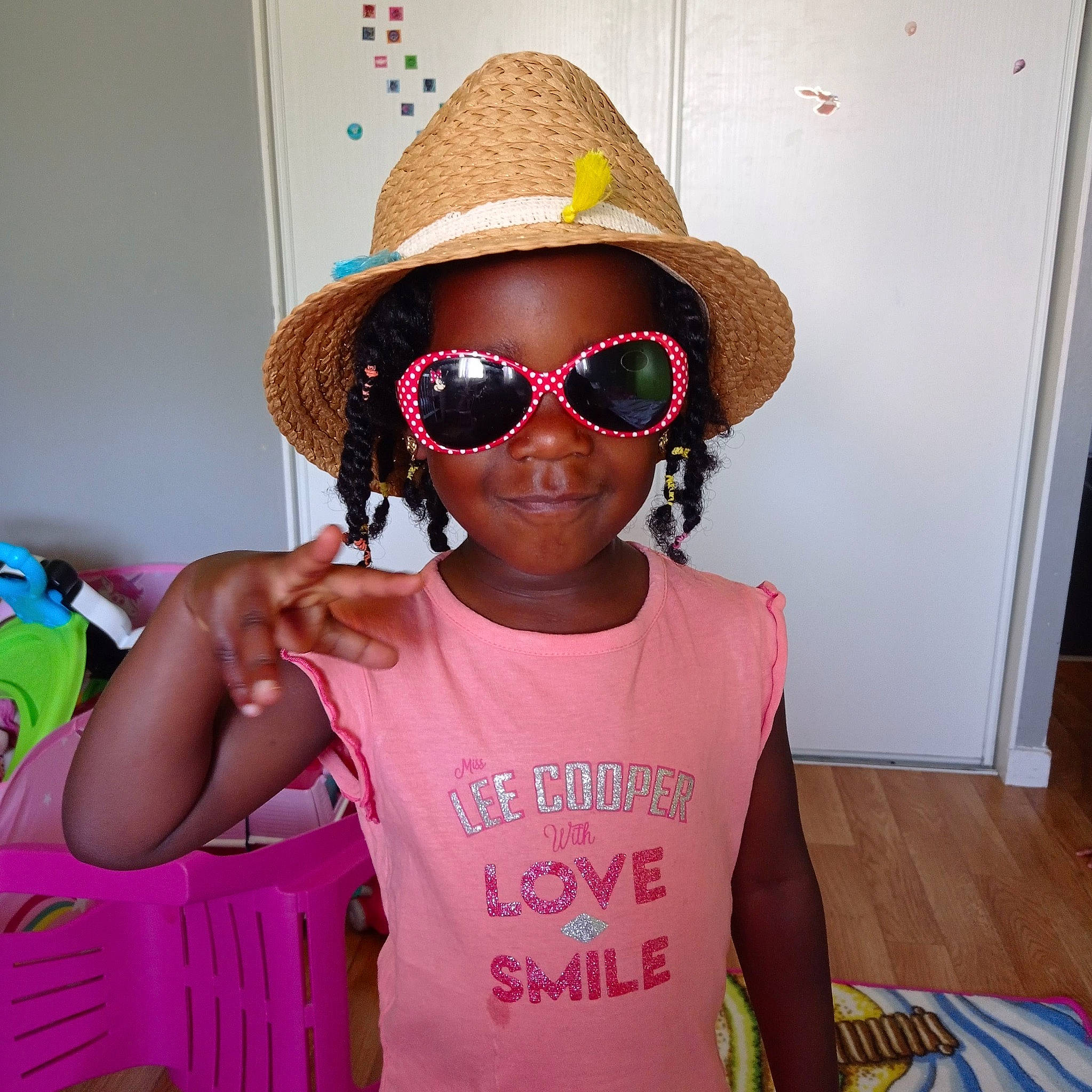 Kwinsy participe au concours pour gagner de l'argent avec cette photo : baby_toddler_clothing, eyewear, face, glasses, goggles, happy, hat, headgear, joy, lip, magenta, person, personal_protective_equipment, pink, sleeve, sleeveless_shirt, smile, sun_hat, sunglasses, toddler