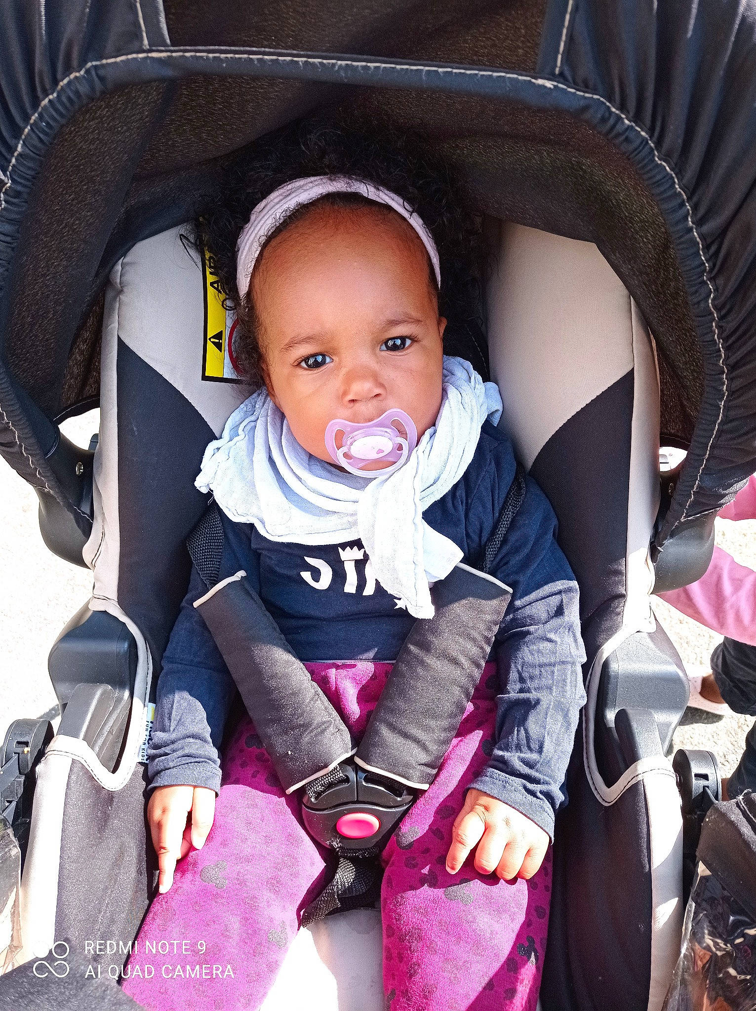 Aïllynn a rejoint le concours — aidez-le/la à gagner de superbes lots ! baby, baby_carriage, baby_toddler_clothing, black, car_seat, chair, cheek, comfort, cool, facial_expression, fashion, hairstyle, head, human, organ, outerwear, person, product, purple, skin