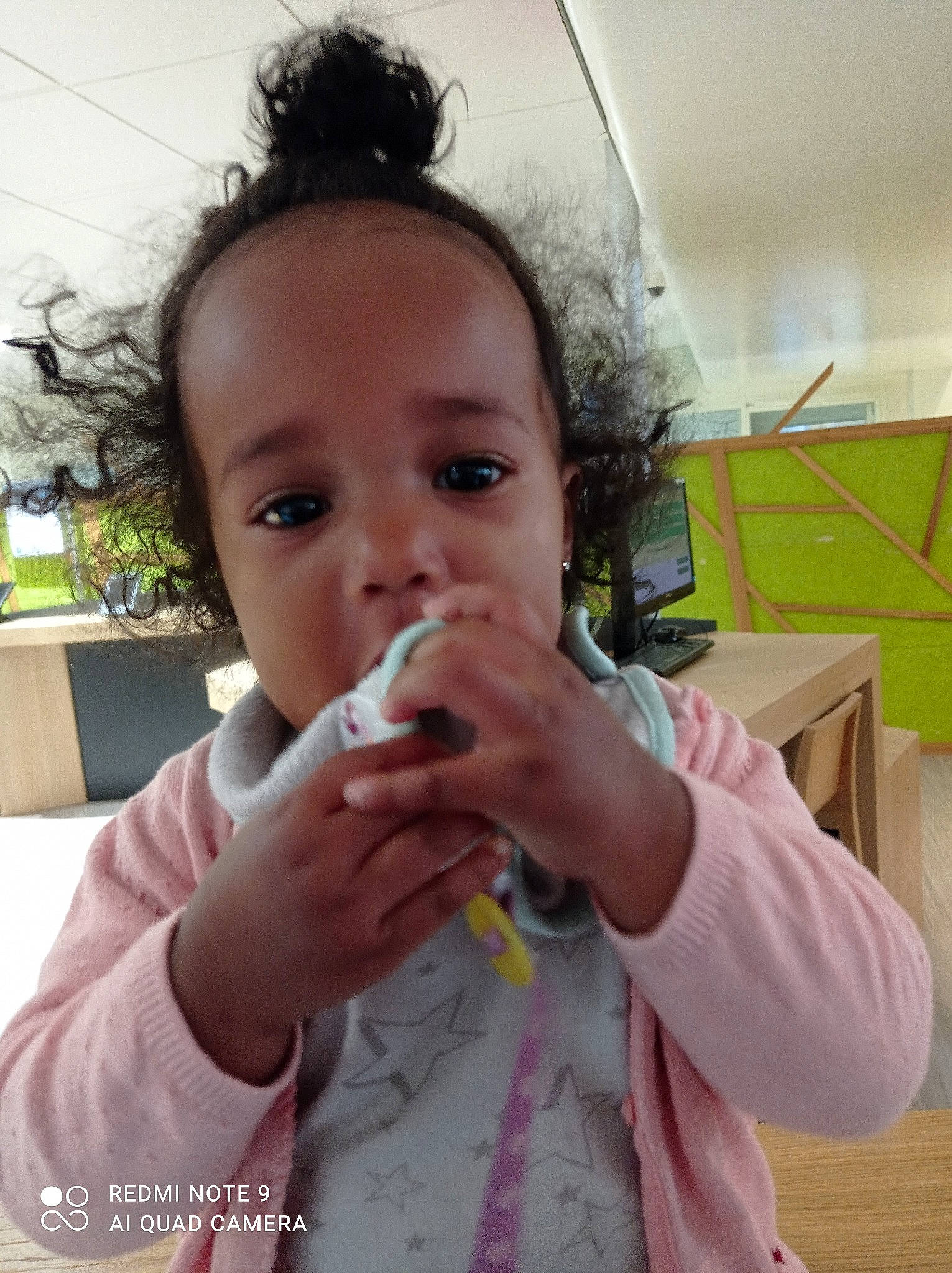 Aïllynn a rejoint le concours — aidez-le/la à gagner de superbes lots ! arm, baby, baby_toddler_clothing, cheek, child, drinkware, ear, eating, eyelash, finger, fun, gesture, hand, happy, lip, nail, nose, person, skin, thumb