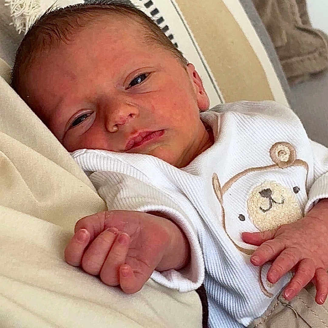 Siméo participe au concours pour gagner de l'argent avec cette photo : baby, blanket, child, clothing, couch, cushion, cute, face, hand, indoors, infant, newborn, portrait, relaxing, resting, sleepy, soft, teddy_bear, warm_colors, young