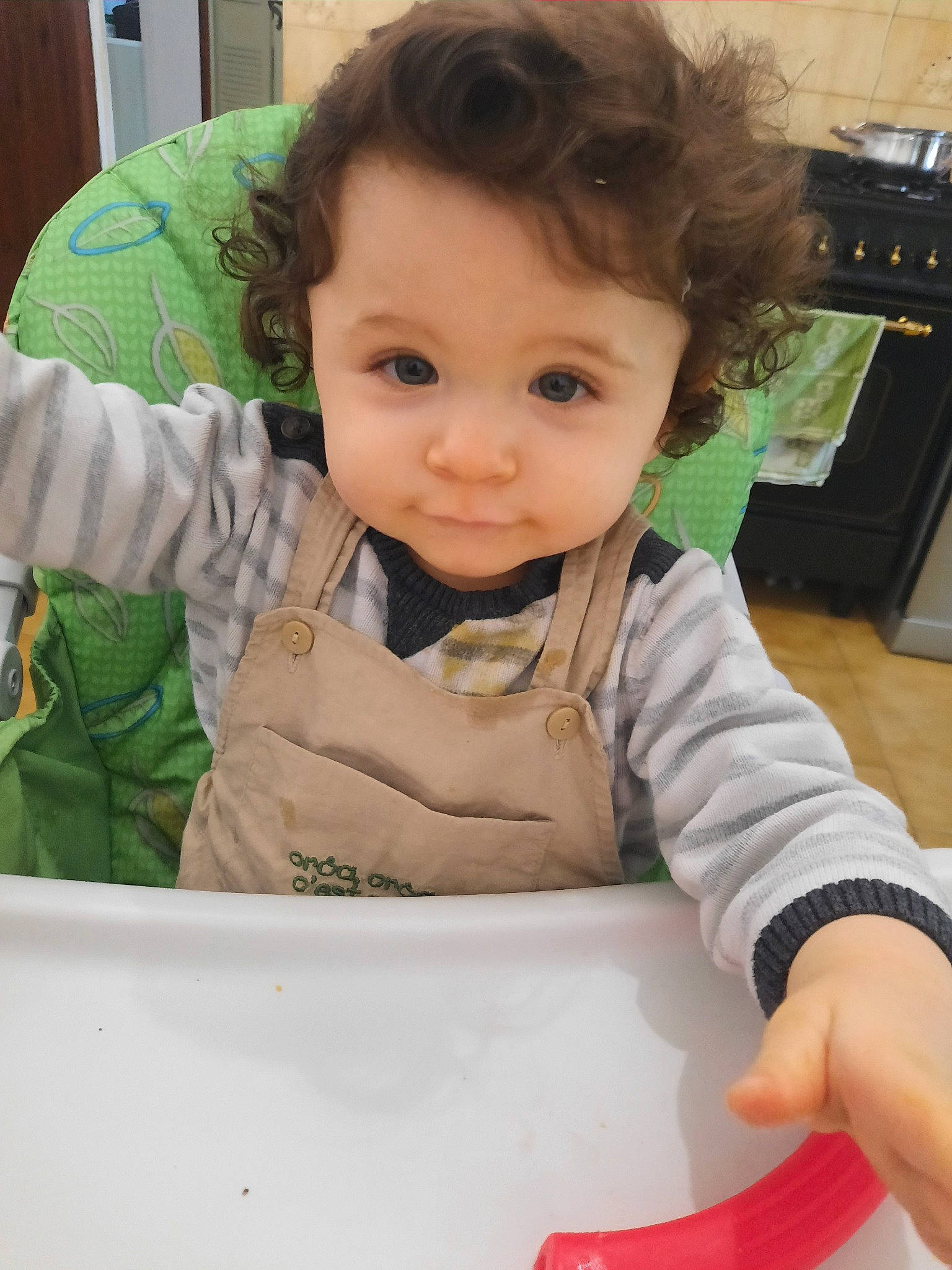Esteban a rejoint le concours — aidez-le/la à gagner de superbes lots ! baby, baby_toddler_clothing, child, curious, gas_stove, home_appliance, kitchen, kitchen_appliance, kitchen_knife, kitchen_stove, kitchen_utensil, major_appliance, microwave_oven, nail, oven, person, stove, toddler