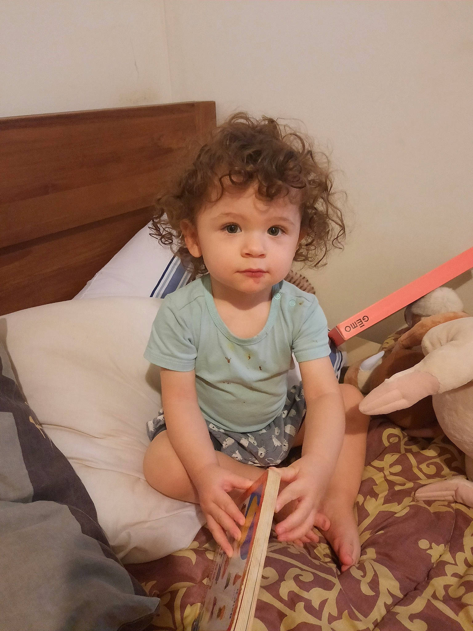 Esteban participe au concours pour gagner de l'argent avec cette photo : baby, baby_toddler_clothing, child, comfort, foot, linens, mouth, nightwear, nose, person, toddler