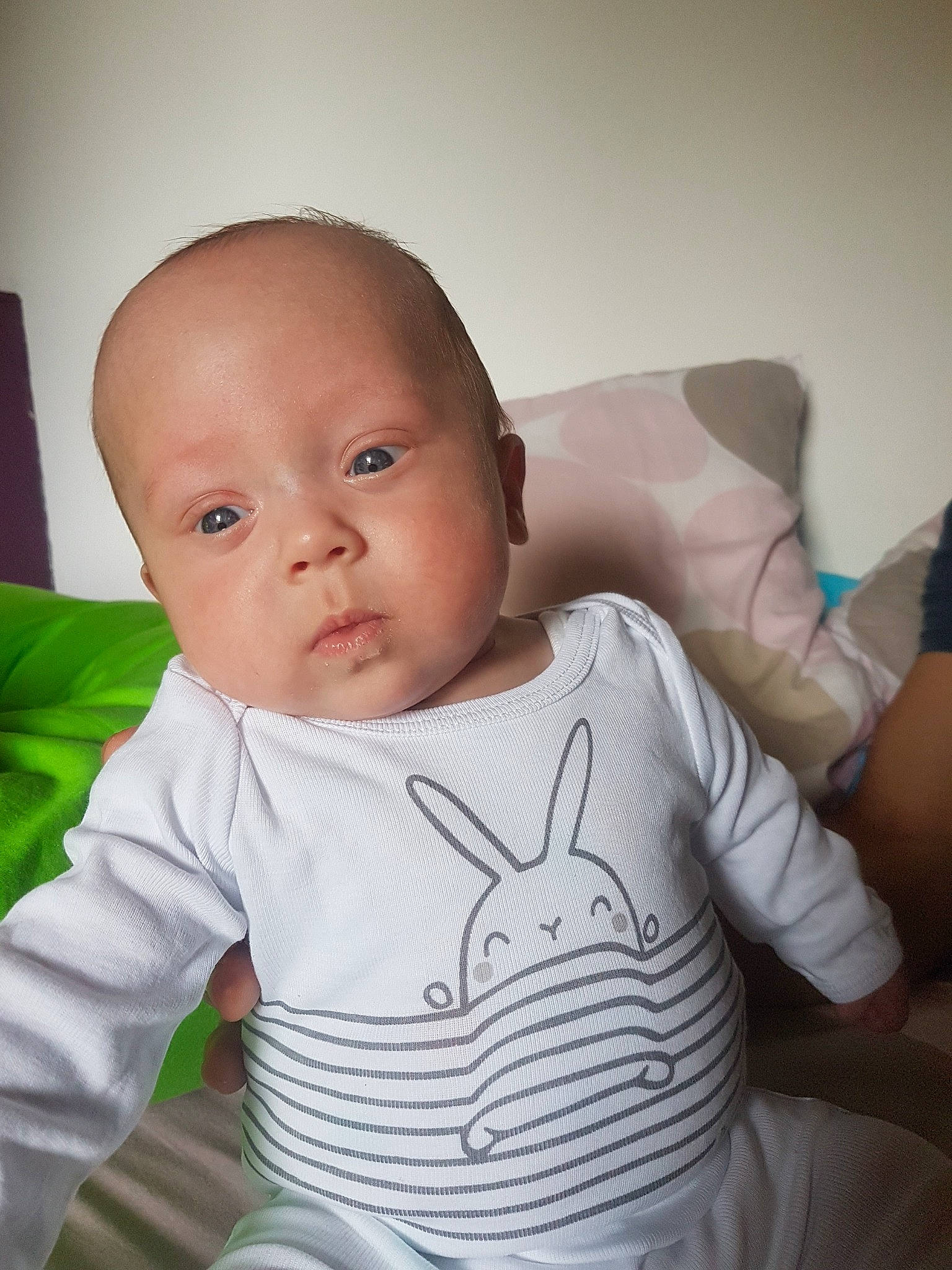 Léopaul participe au concours pour gagner de l'argent avec cette photo : baby, baby_toddler_clothing, cheek, child, ear, eye, face, head, lip, person, product, skin, sleeve, stomach, t_shirt, toddler, white