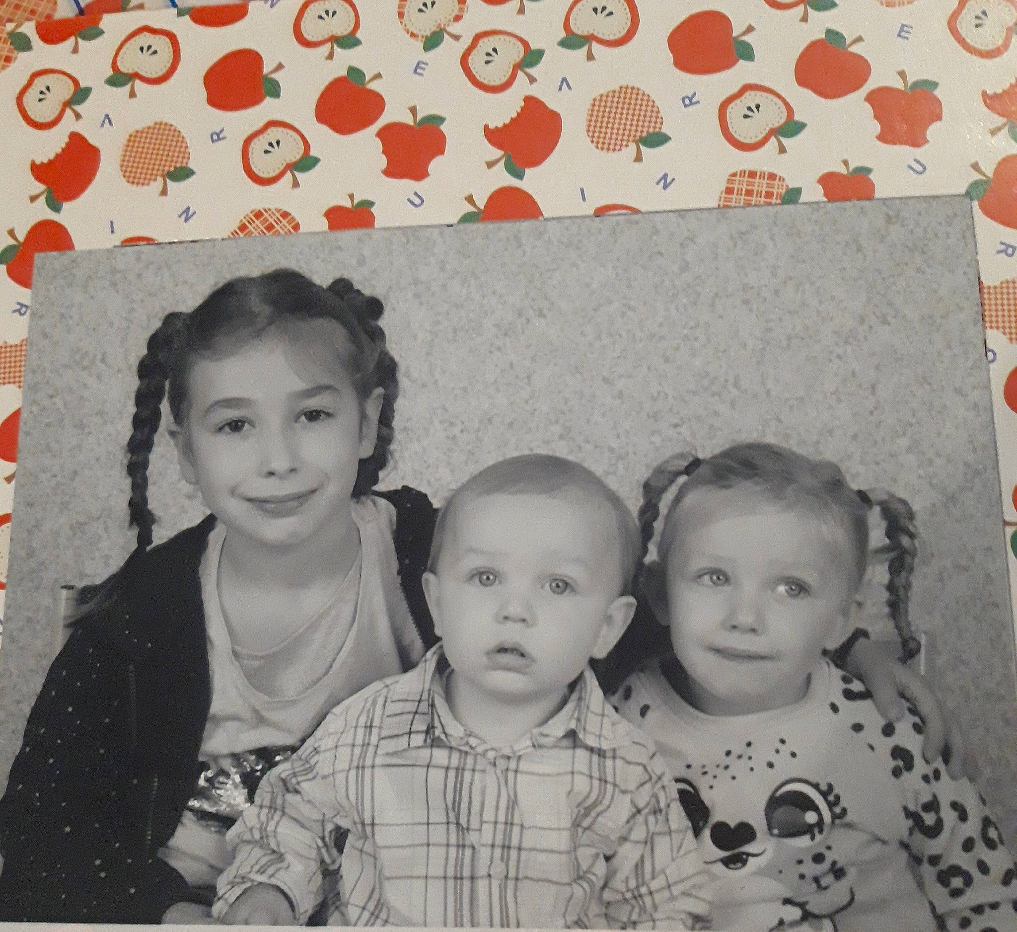 Timéo a rejoint le concours — aidez-le/la à gagner de superbes lots ! art, child, family, joy, people, person, photograph, photography, room, sibling, snapshot