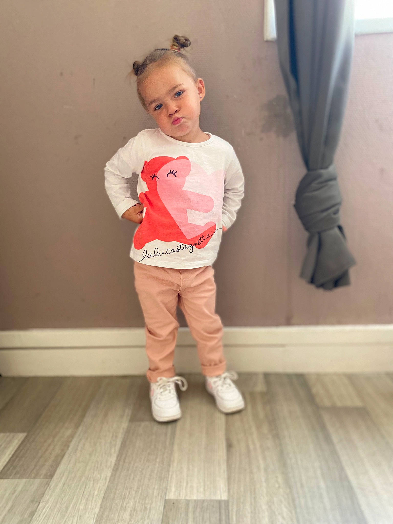 Léna participe au concours pour gagner de l'argent avec cette photo : baby_toddler_clothing, eye, face, floor, flooring, hair, happy, hardwood, head, human_leg, knee, laminate_flooring, person, sleeve, sportswear, t_shirt, thigh, toddler, waist, wood