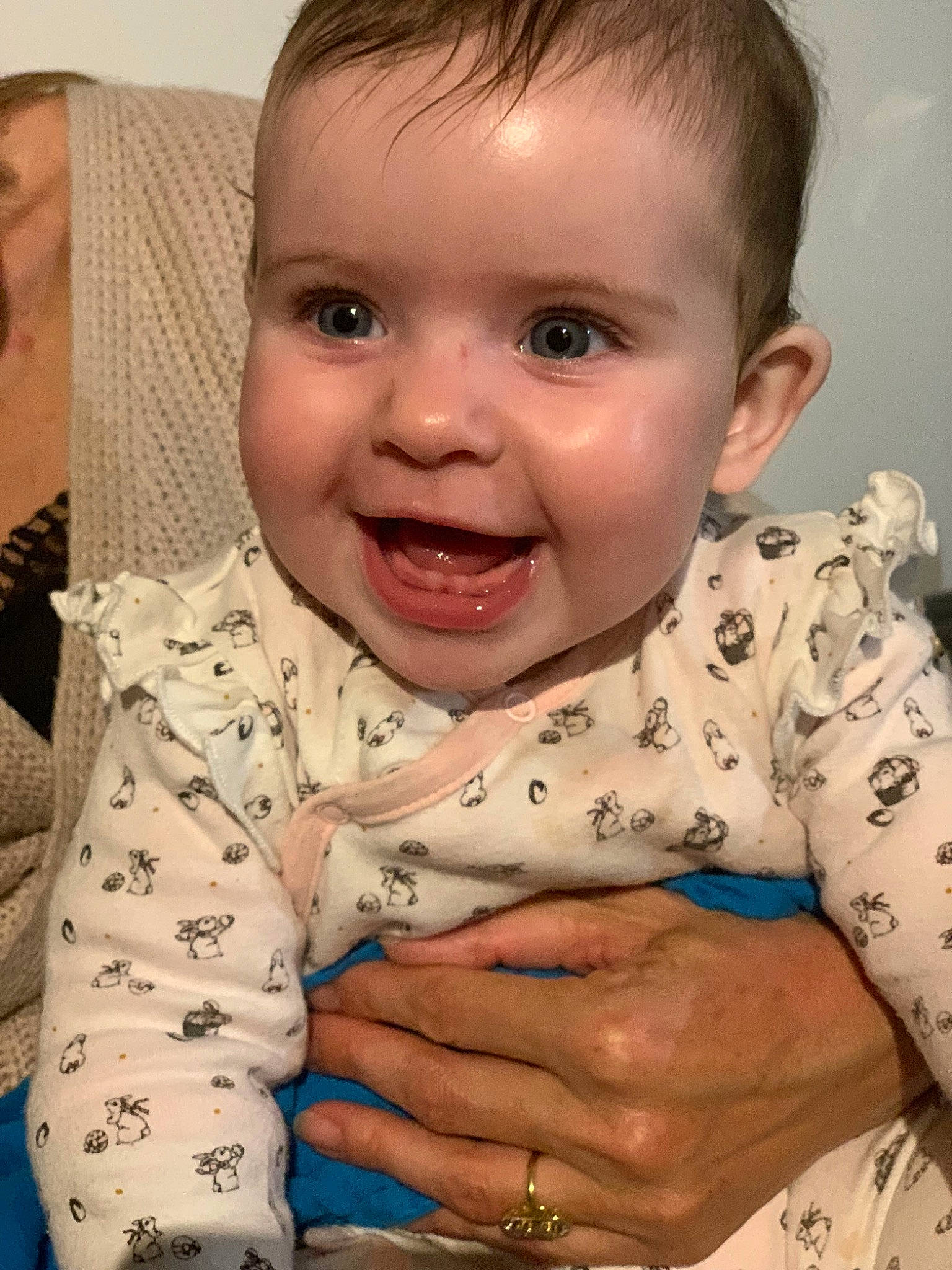 Rubyrose a rejoint le concours — aidez-le/la à gagner de superbes lots ! baby, baby_toddler_clothing, cheek, chin, face, finger, forehead, gesture, happy, iris, joy, lip, mouth, neck, nose, organ, person, skin, sleeve, smile