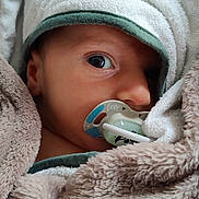 Victor a rejoint le concours — aidez-le/la à gagner de superbes lots ! baby, blanket, pacifier, face, infant, wrapped, cozy, soft, closeup, child, newborn, sleepwear, warm, cute, young, portrait, comfort, resting, indoors, expression