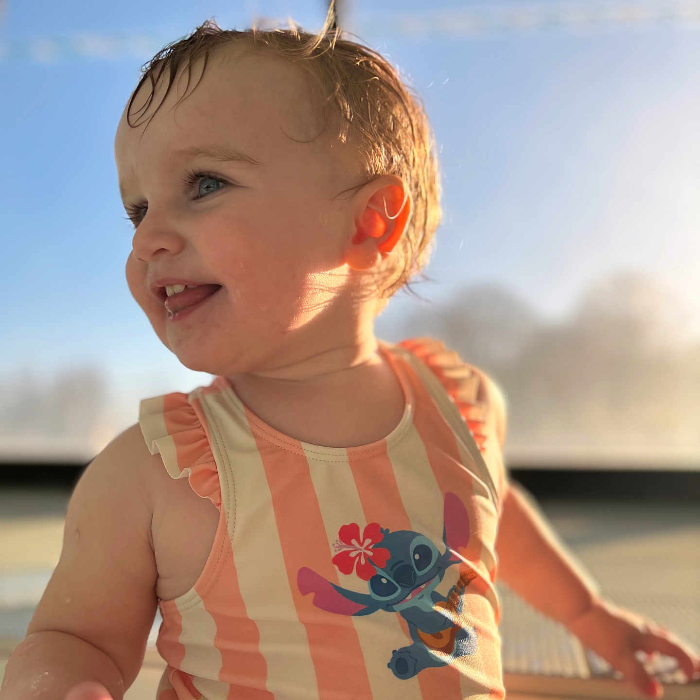 Orianne a rejoint le concours — aidez-le/la à gagner de superbes lots ! toddler, child, smiling, swimsuit, striped_clothing, wet_hair, sunlight, outdoor, portrait, happy, blue_sky, cute, playful, cartoon_character, young_child, summer, sunshine, skin, person, baby