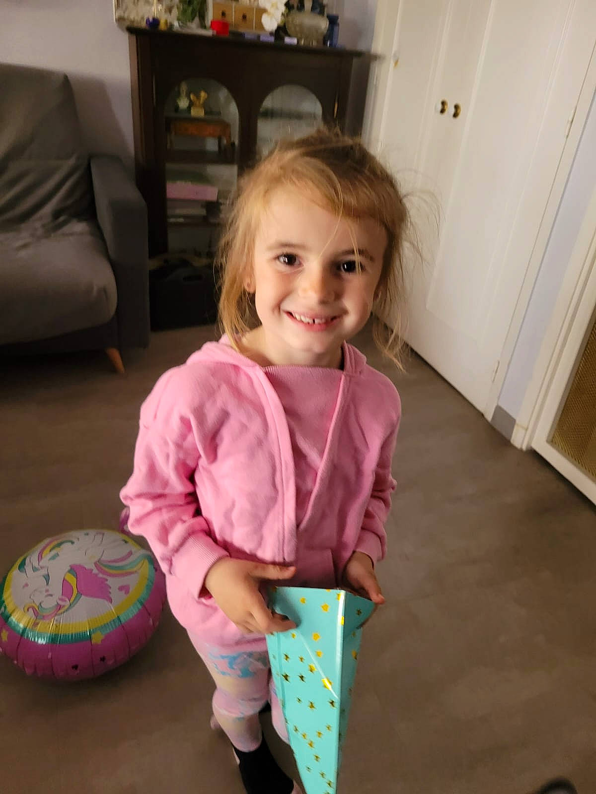 Alix participe au concours pour gagner de l'argent avec cette photo : baby, baby_playing_with_toys, baby_products, baby_toddler_clothing, child, door, floor, flooring, fun, happy, hardwood, joy, magenta, pattern, person, pink, play, room, sitting, smile