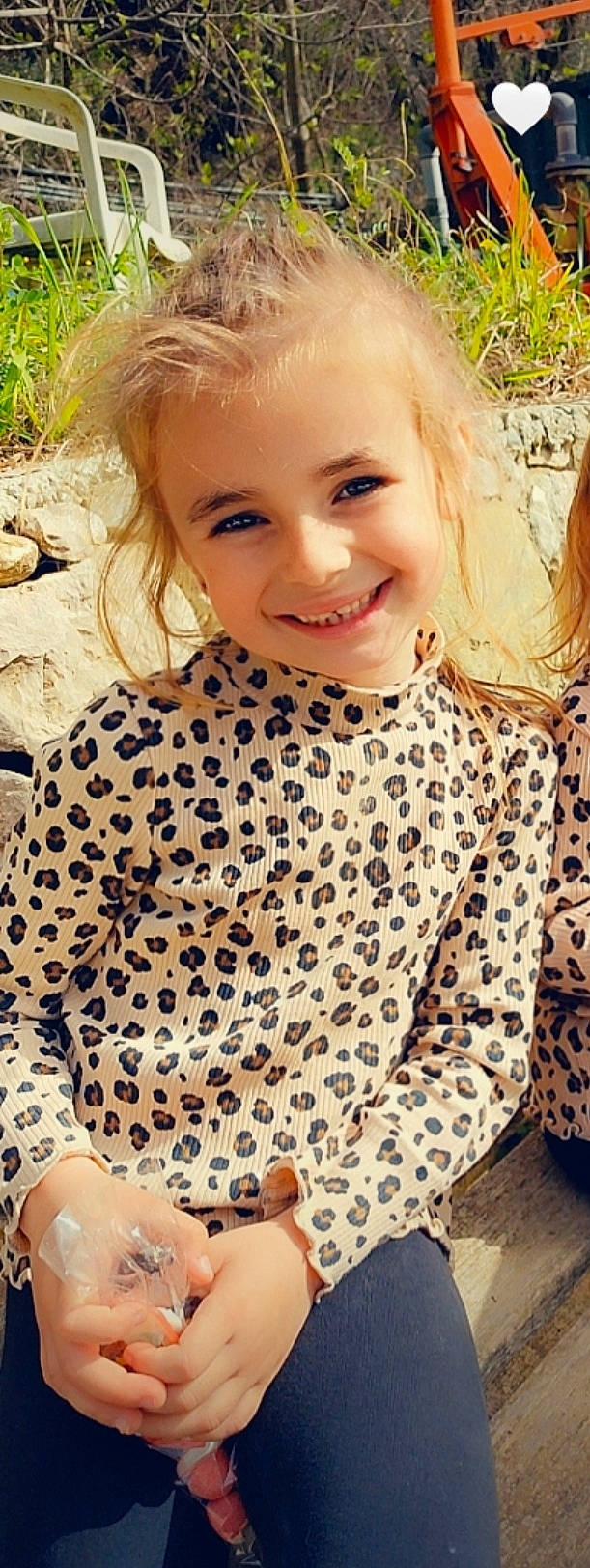 Alix participe au concours pour gagner de l'argent avec cette photo : beauty, blond, brown_hair, child, eye, facial_expression, fun, grass, hairstyle, happy, head, iris, joy, lip, outerwear, pattern, person, plant, skin, sleeve