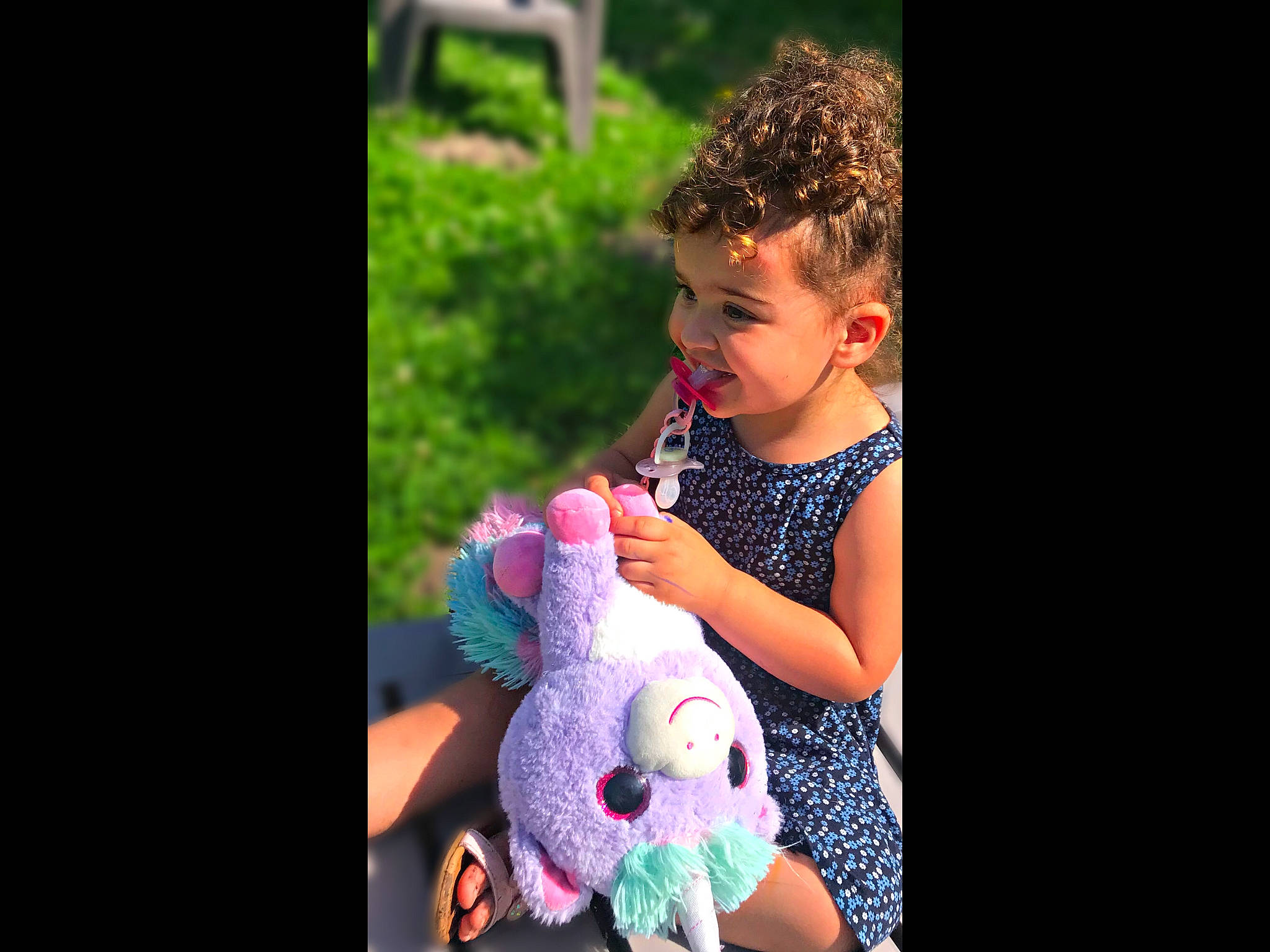 Lylou a rejoint le concours — aidez-le/la à gagner de superbes lots ! baby, baby_toddler_clothing, child, doll, electric_blue, event, fawn, flash_photography, fun, gesture, grass, happy, leisure, magenta, people_in_nature, person, plush, sitting, stuffed_toy, toddler