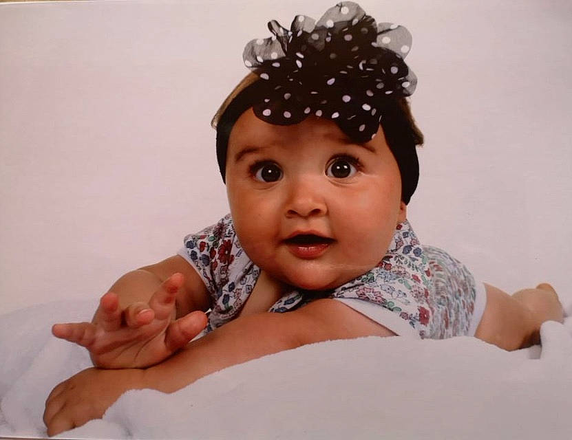 Lylou participe au concours pour gagner de l'argent avec cette photo : baby, baby_toddler_clothing, cheek, close_up, comfort, ear, eye, eyebrow, eyelash, fashion_accessory, finger, gesture, happy, head, headband, headpiece, headwear, iris, person, smile