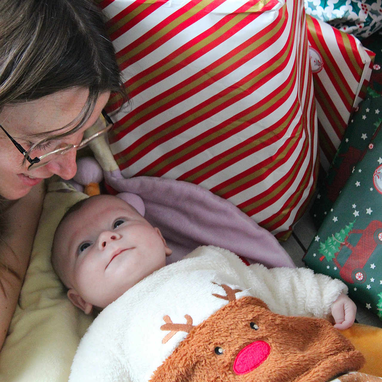 Owen participe au concours pour gagner de l'argent avec cette photo : adult, baby, blanket, celebration, child, christmas_presents, cozy, cuddle, face, family, festive, gift_wrap, glasses, happy, holiday, indoor, person, reindeer_sweater, smile, toddler