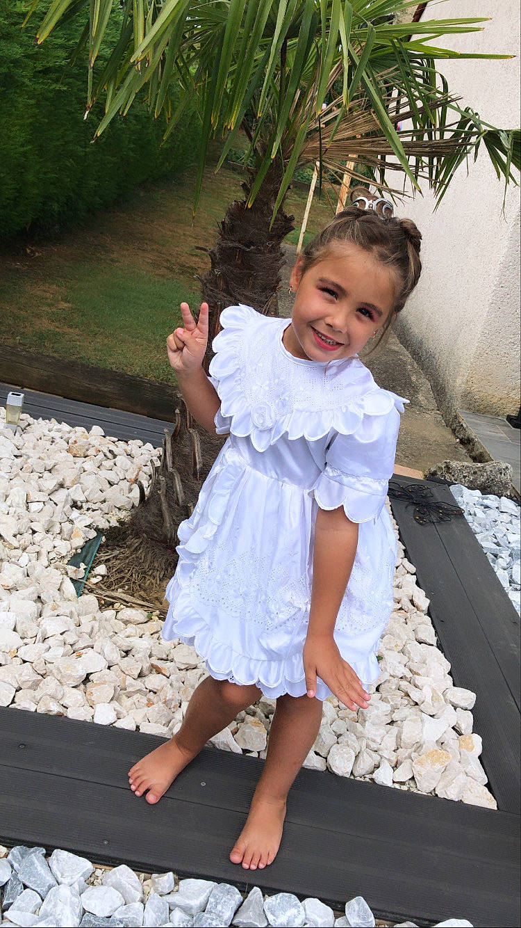 Olivia participe au concours pour gagner de l'argent avec cette photo : barefoot, child, child_model, dress, joy, person, photography, smile, textile, toddler