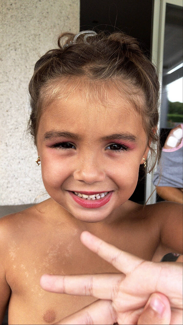 Olivia participe au concours pour gagner de l'argent avec cette photo : beauty, blond, brown_hair, cheek, chin, close_up, eyebrow, face, facial_expression, forehead, hair, hairstyle, head, joy, lip, mouth, neck, nose, person, skin