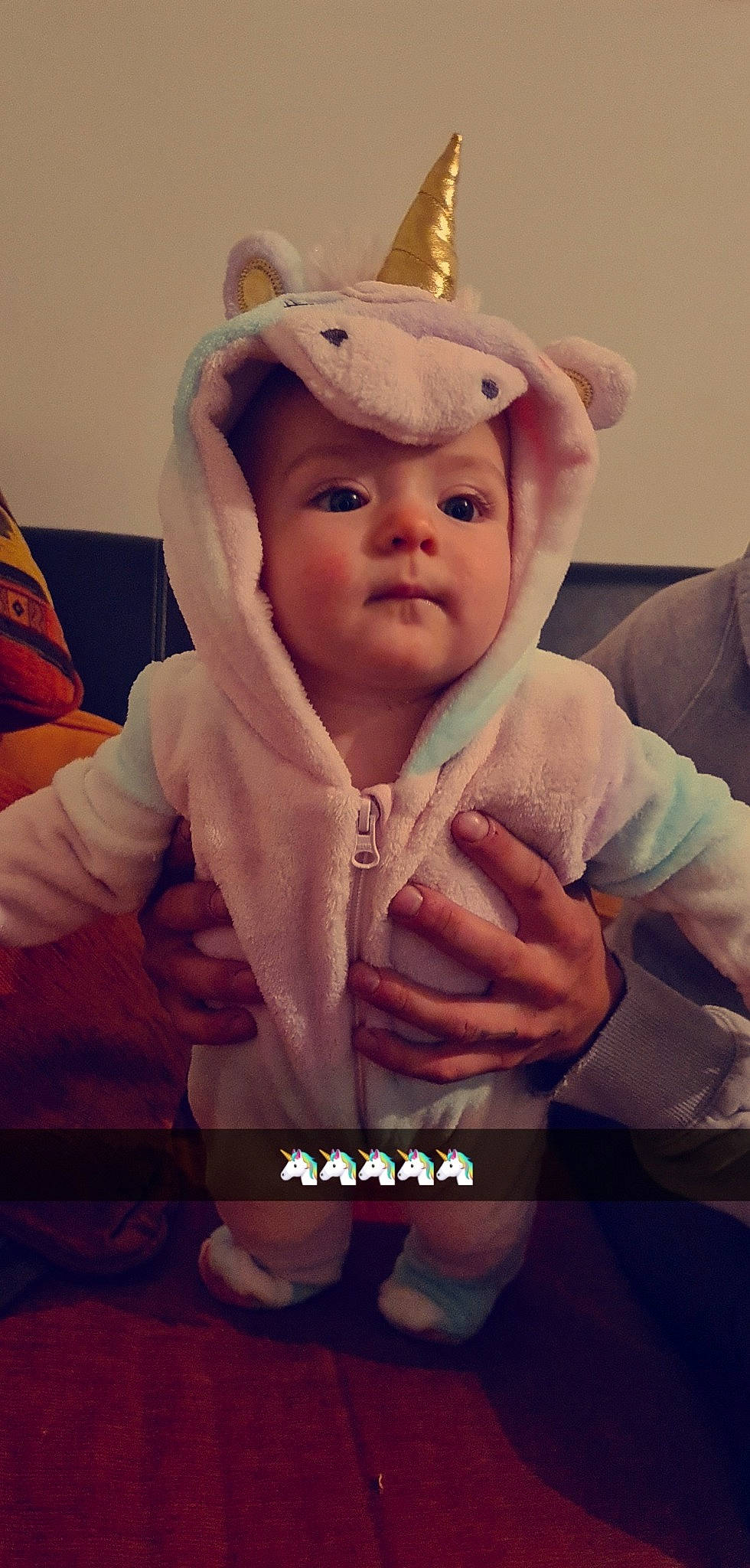 Lyah a rejoint le concours — aidez-le/la à gagner de superbes lots ! cheek, child, finger, forehead, fun, hand, head, headwear, person, smile, thumb, toddler