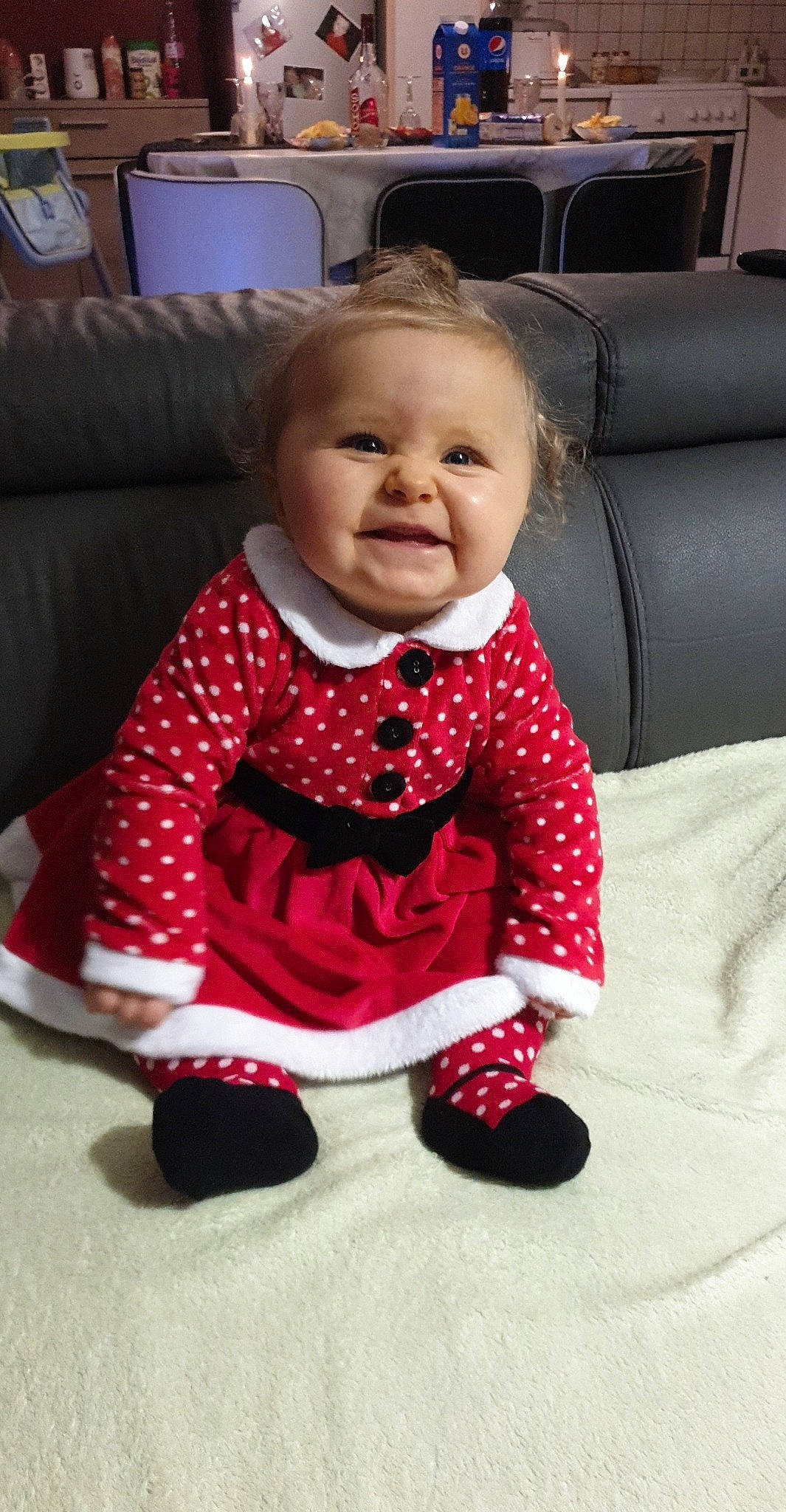 Lindsay a rejoint le concours — aidez-le/la à gagner de superbes lots ! arm, baby, baby_toddler_clothing, carmine, cheek, child, comfort, couch, face, facial_expression, flooring, head, living_room, outerwear, pattern, person, sitting, sleeve, smile, studio_couch