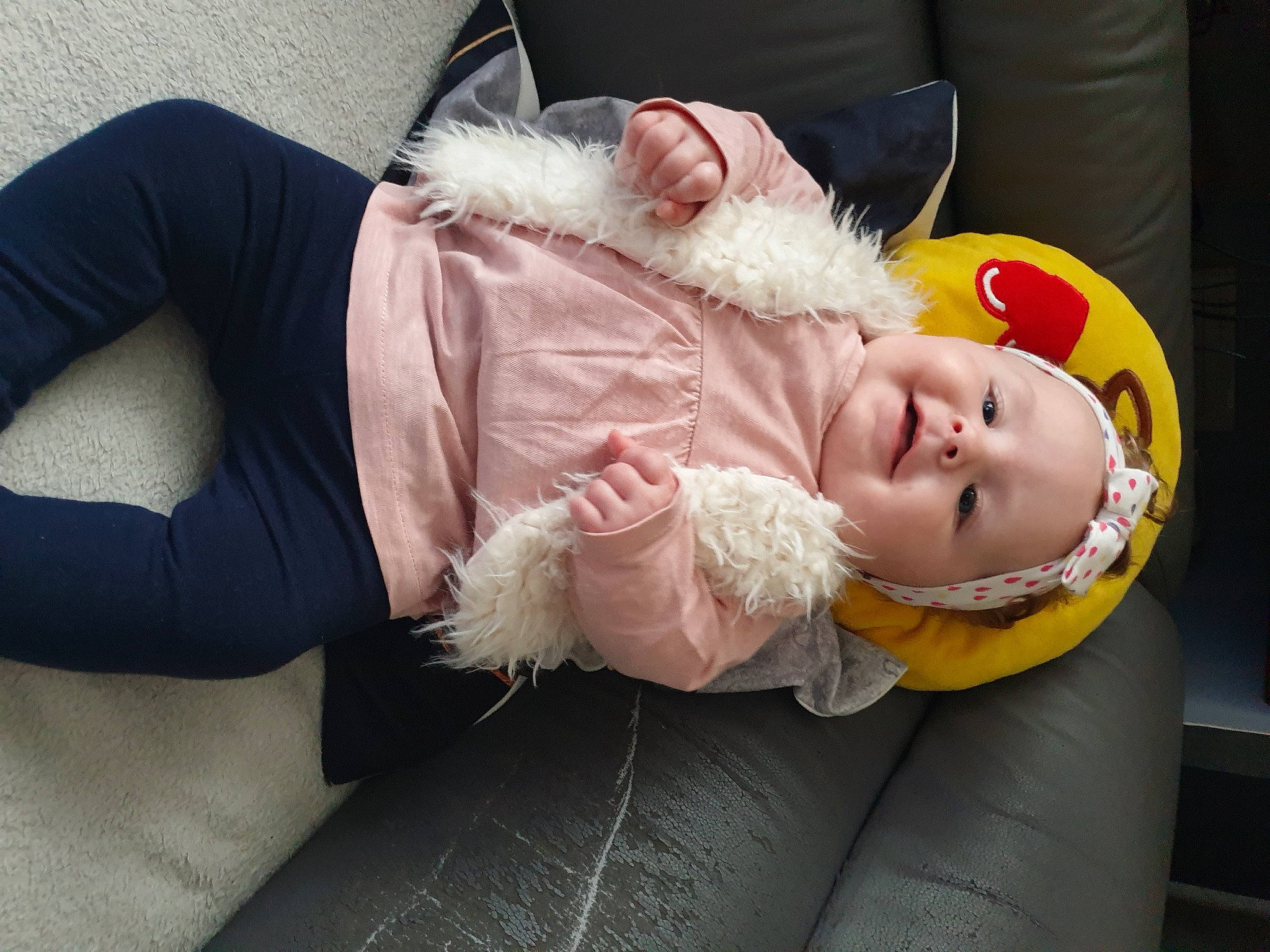 Lindsay a rejoint le concours — aidez-le/la à gagner de superbes lots ! baby, baby_carriage, baby_products, baby_toddler_clothing, child, comfort, couch, event, fun, fur, happy, hat, headwear, human_leg, knee, lap, person, sitting, smile, thigh