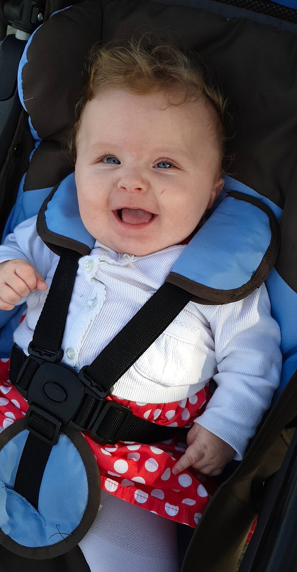 Lindsay a rejoint le concours — aidez-le/la à gagner de superbes lots ! baby, baby_carriage, baby_products, baby_safety, baby_toddler_clothing, beauty, cheek, child, collar, comfort, facial_expression, gesture, happy, iris, outerwear, person, skin, sleeve, smile, toddler