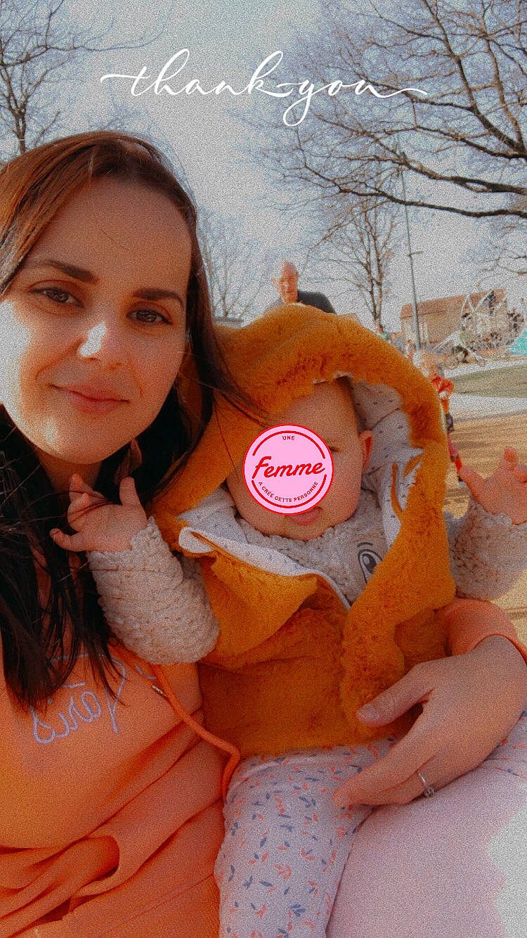 Elyssa a rejoint le concours — aidez-le/la à gagner de superbes lots ! brassiere, cool, eye, facial_expression, finger, gesture, hairstyle, happy, head, joy, lip, long_hair, mouth, orange, people_in_nature, person, pink, skin, smile, thigh