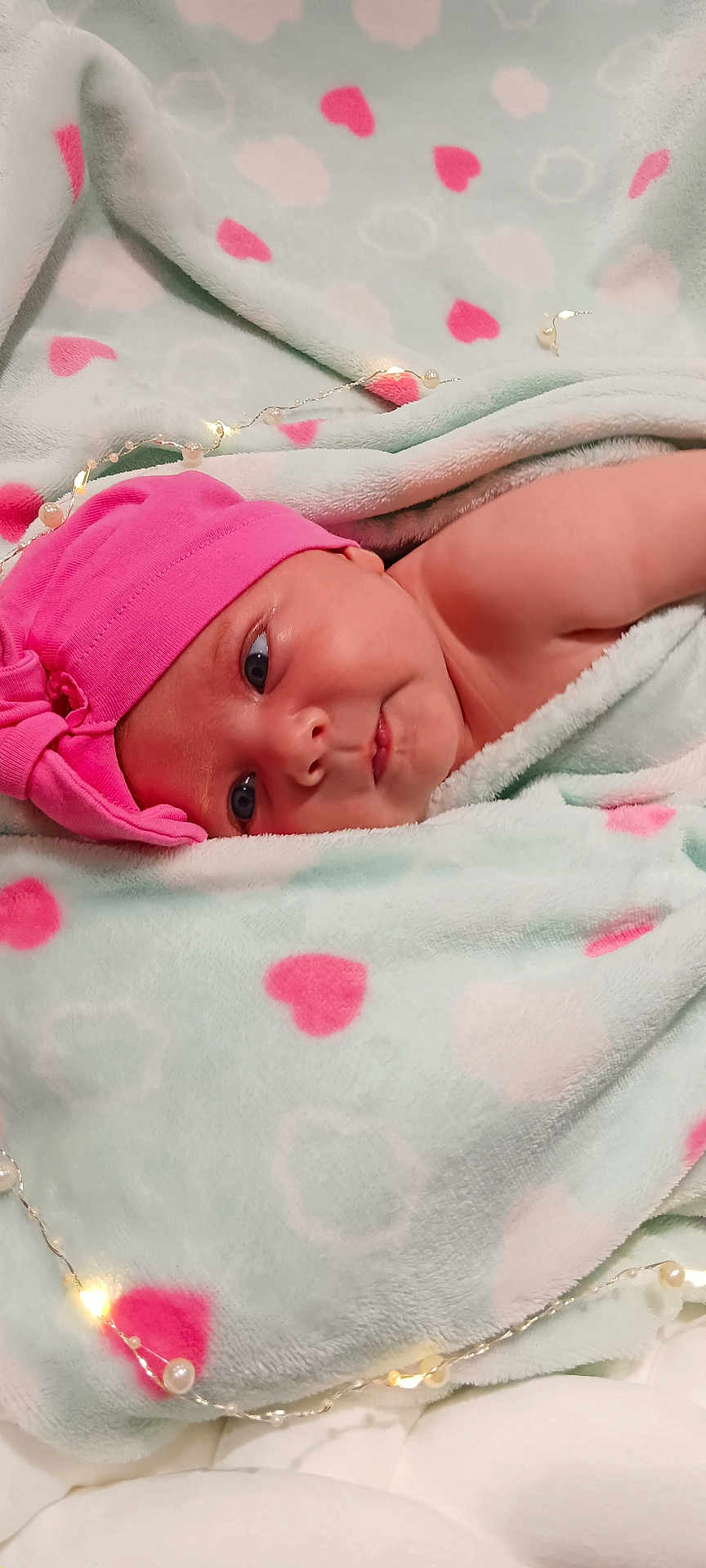 éléanor participe au concours pour gagner de l'argent avec cette photo : accessories, baby, bed, blanket, bodypart, bonnet, cap, clothing, face, finger, furniture, hand, hat, head, jewelry, necklace, newborn, person, photography, portrait