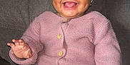 Lila a rejoint le concours — aidez-le/la à gagner de superbes lots ! baby, barefoot, child, couch, cozy, cream_pants, cute, dimples, happy, headband, indoor, infant, knitted_clothing, person, pink_sweater, portrait, sitting, smile, warm, young