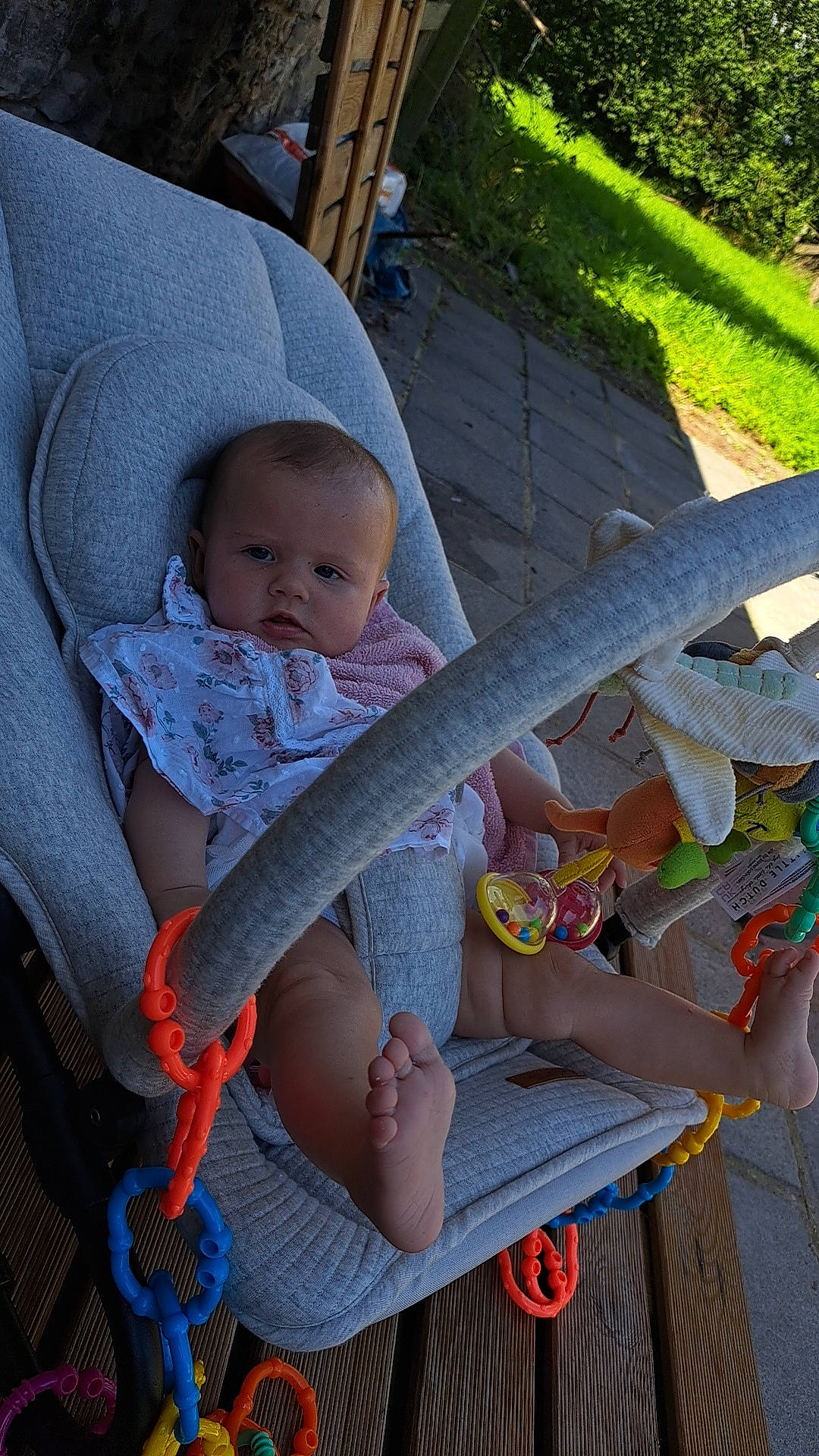 Mya a rejoint le concours — aidez-le/la à gagner de superbes lots ! baby, baby_carriage, baby_products, baby_safety, baby_toddler_clothing, child, comfort, grass, human_body, lap, leisure, outdoor_furniture, person, sandal, sitting, skin, toddler