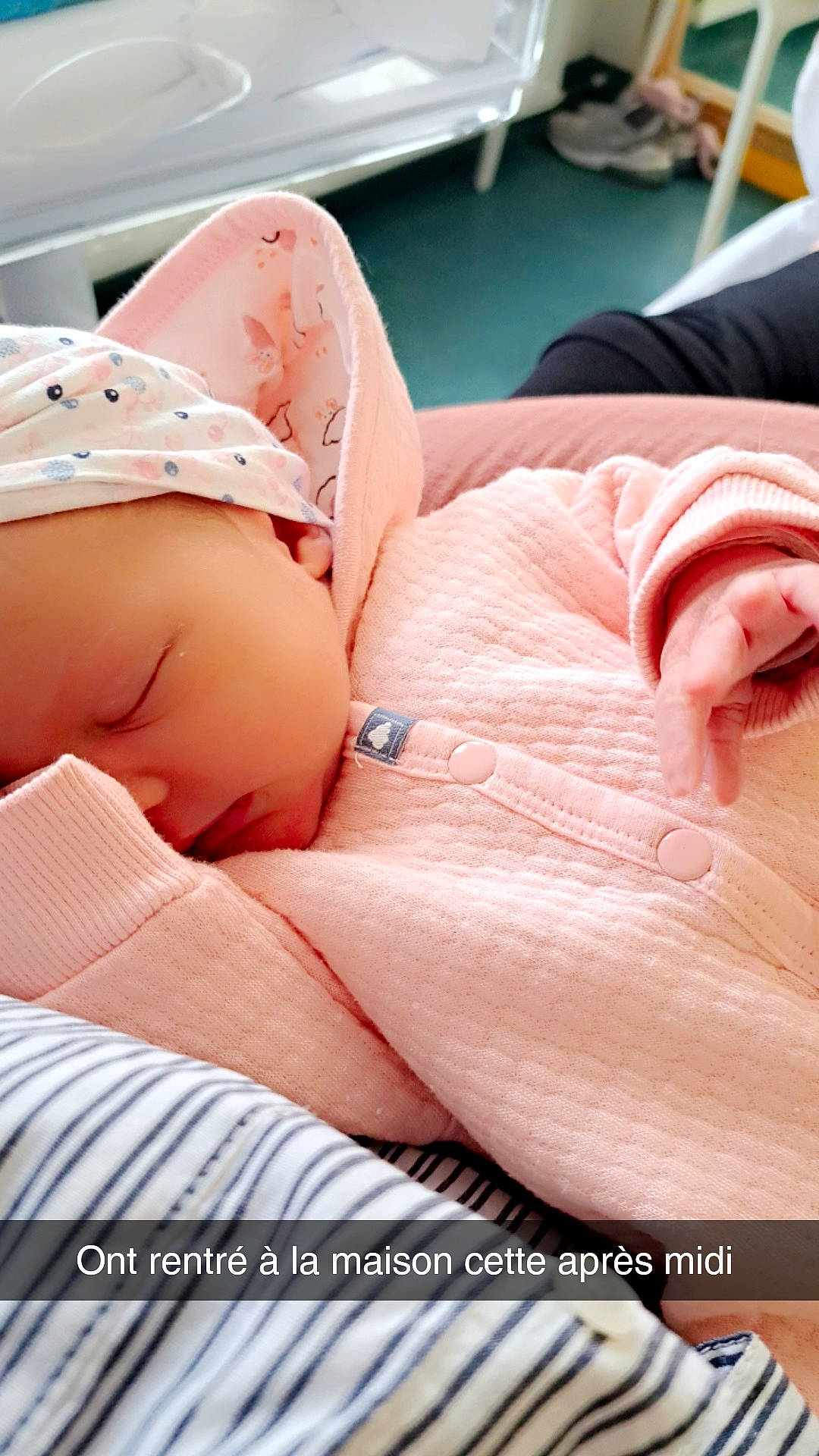 Mya participe au concours pour gagner de l'argent avec cette photo : abdomen, baby, comfort, elbow, finger, gesture, hat, human_body, human_leg, joint, knee, leg, mouth, muscle, neck, patient, person, pink, skin, thigh