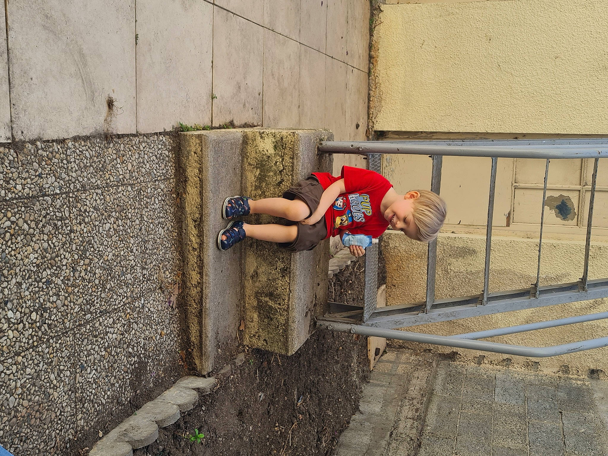 Marvin a rejoint le concours — aidez-le/la à gagner de superbes lots ! asphalt, brick, brickwork, carmine, cobblestone, concrete, facade, fence, hat, human_leg, joy, leisure, person, road, road_surface, shadow, sidewalk, sitting, sneakers, soil