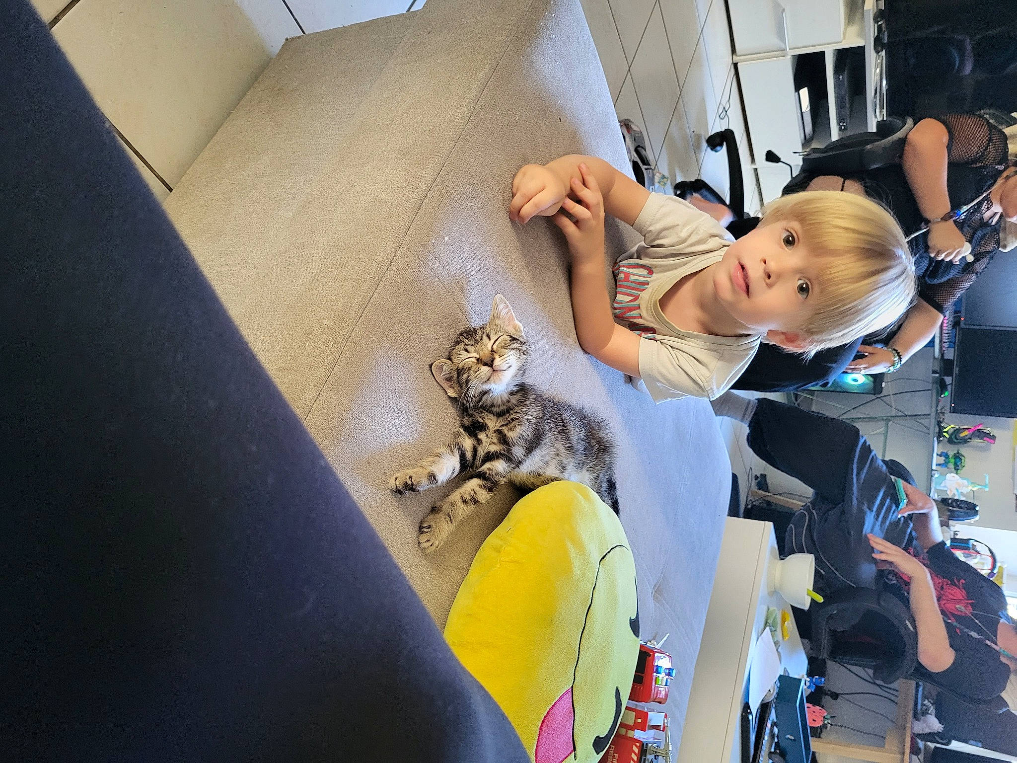 Marvin participe au concours pour gagner de l'argent avec cette photo : automotive_design, baby, chair, child, comfort, elbow, fashion_design, flooring, fun, human_leg, leg, leisure, machine, person, public_transport, room, sitting, t_shirt, thigh, vehicle_door