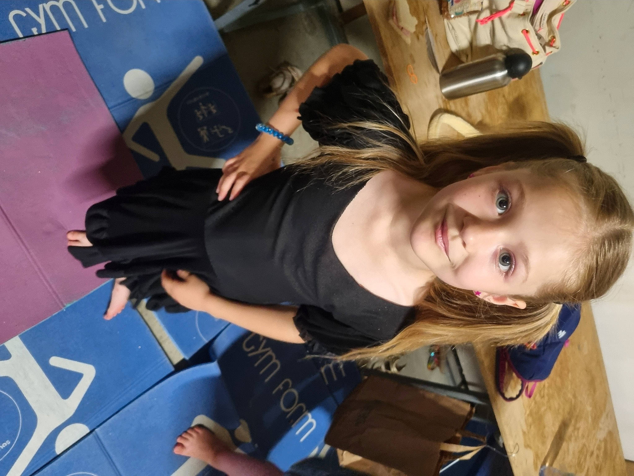 Cyndel a rejoint le concours — aidez-le/la à gagner de superbes lots ! arm, auto_part, automotive_design, costume, elbow, electric_blue, fun, human_leg, joy, leisure, logo, luxury_vehicle, mouth, person, room, smile, thigh