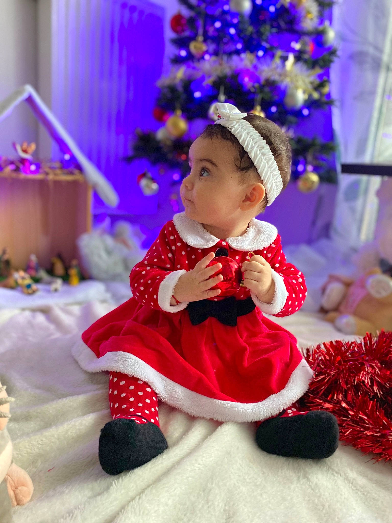 Maya participe au concours pour gagner de l'argent avec cette photo : baby_toddler_clothing, beauty, child, christmas, christmas_decoration, christmas_eve, decoration, dress, event, fashion, fun, happy, hat, holiday, magenta, person, pink, purple, toddler, tradition