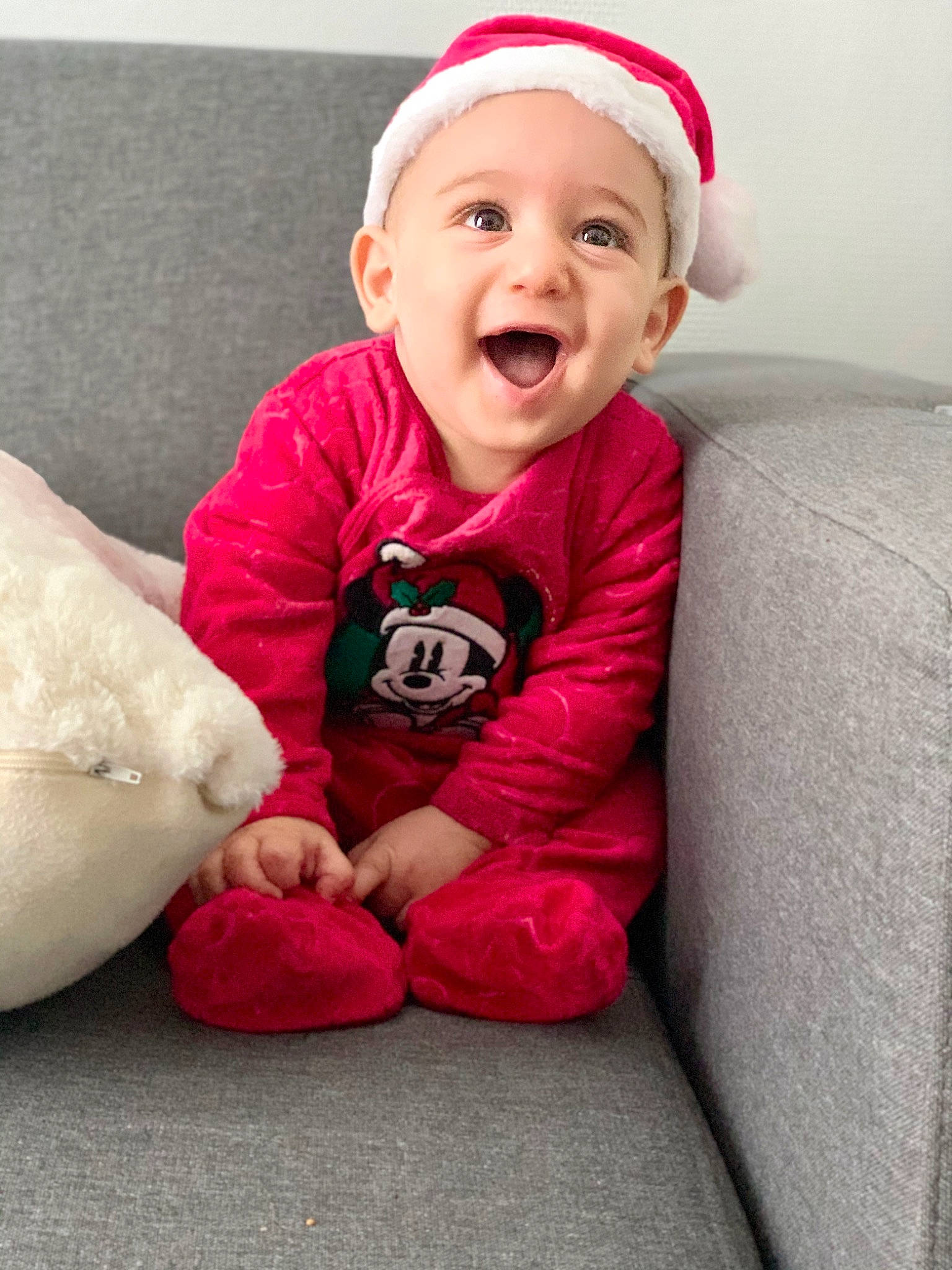 Lucas participe au concours pour gagner de l'argent avec cette photo : baby, cheek, child, christmas, face, facial_expression, fictional_character, happy, head, headgear, laugh, mouth, people, person, pink, red, skin, sleeve, smile, toddler