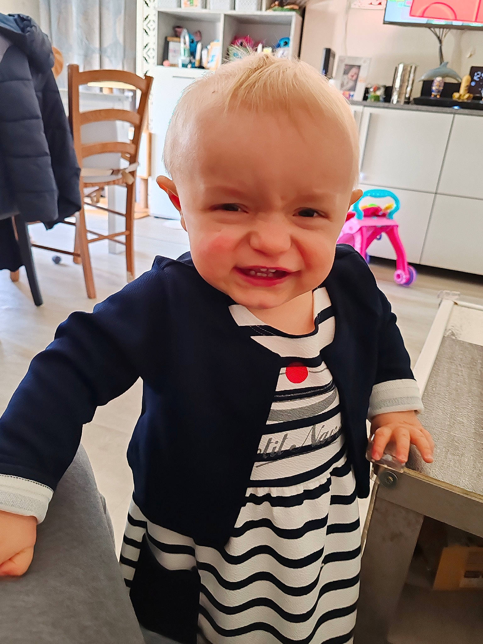 Louna a rejoint le concours — aidez-le/la à gagner de superbes lots ! baby, baby_toddler_clothing, chair, cheek, child, eye, facial_expression, flooring, happy, joint, joy, mammal, person, room, shelf, shoulder, sitting, sleeve, smile, t_shirt