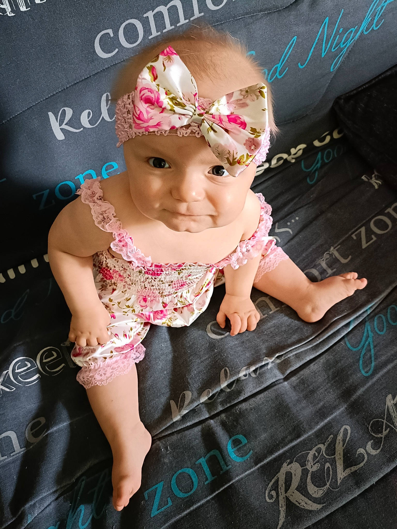 Louna a rejoint le concours — aidez-le/la à gagner de superbes lots ! baby, baby_toddler_clothing, child, cool, fashion, fashion_accessory, flash_photography, fun, happy, headgear, headpiece, human, magenta, pattern, people, person, pink, purple, smile, stock_photography