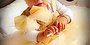 Summer a rejoint le concours — aidez-le/la à gagner de superbes lots ! baby, child, dress, yellow, headband, bow, bed, white, cute, portrait, infant, smiling, indoors, soft_lighting, toy, cartoon, flower, hand, footwear, tulle