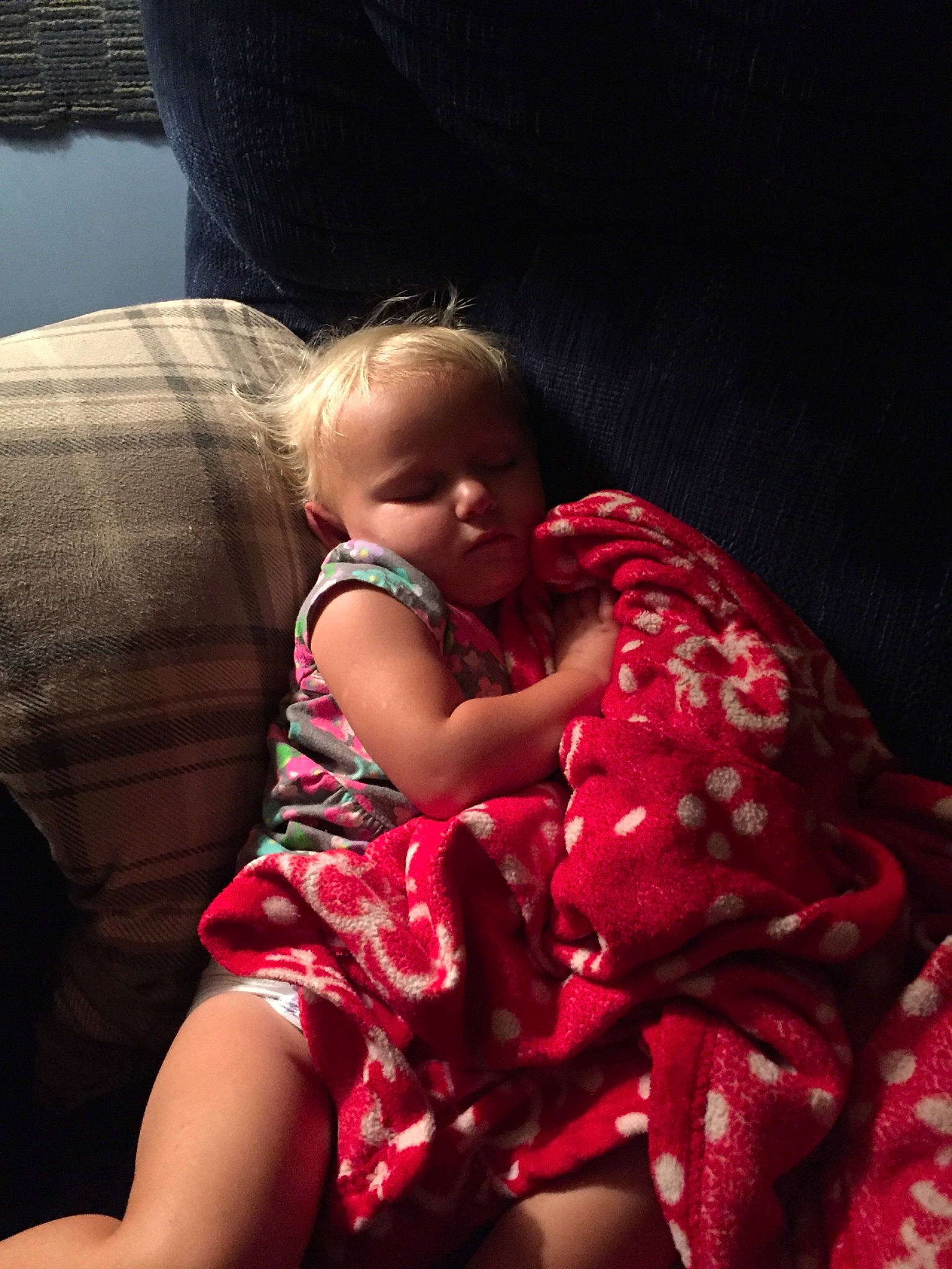 Skylin is registered to the contest to win money with this photo: baby, child, flesh, hand, hug, interaction, person, pink, red, sitting, skin, smile, toddler